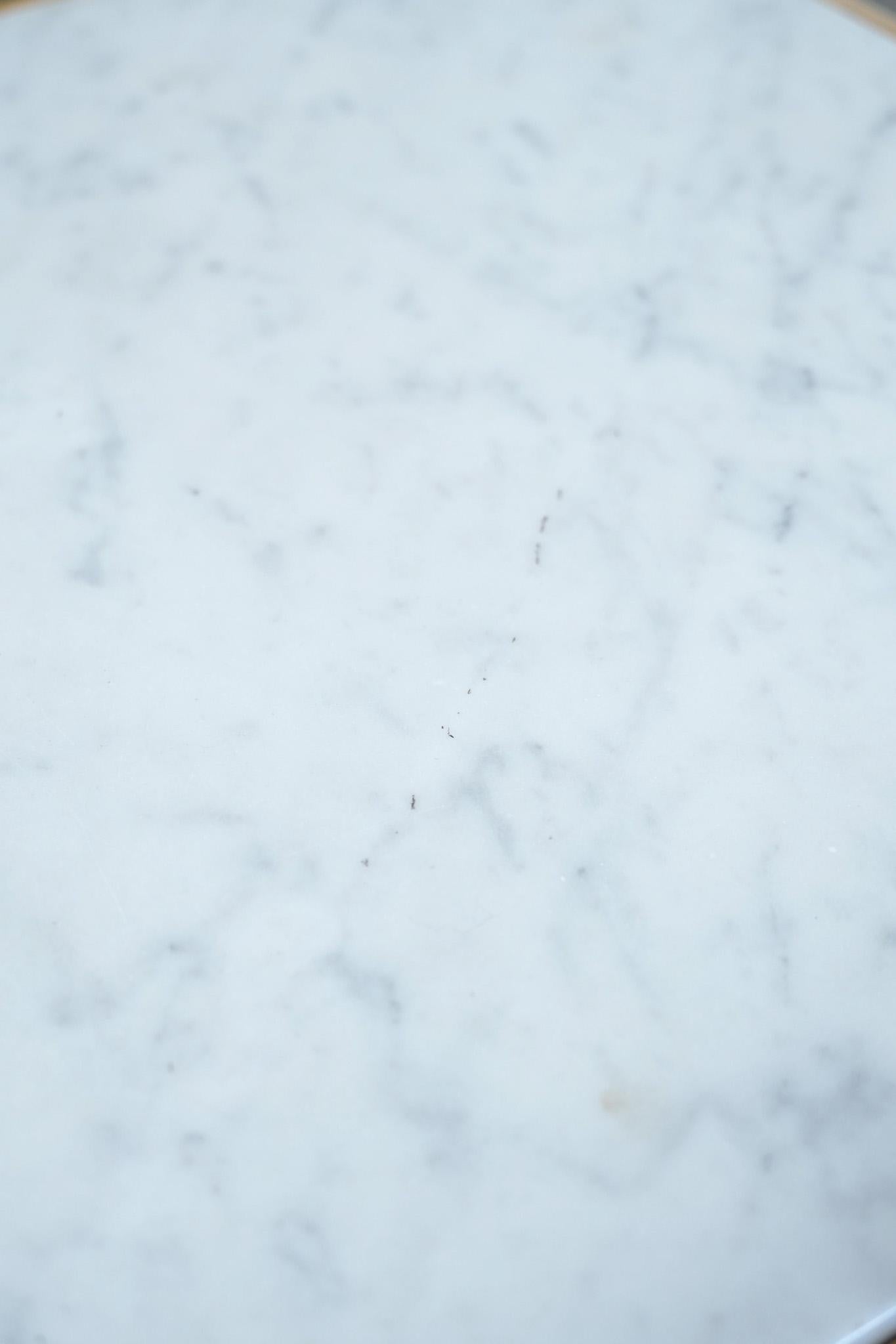 Meuble d'entrée/de nuit ancien en bois à une porte avec un plateau en marbre clair en vente 4