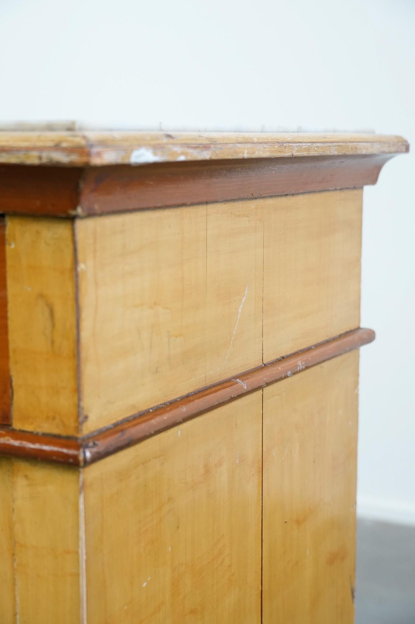 Meuble d'entrée/de nuit ancien en bois à une porte avec un plateau en marbre clair en vente 5