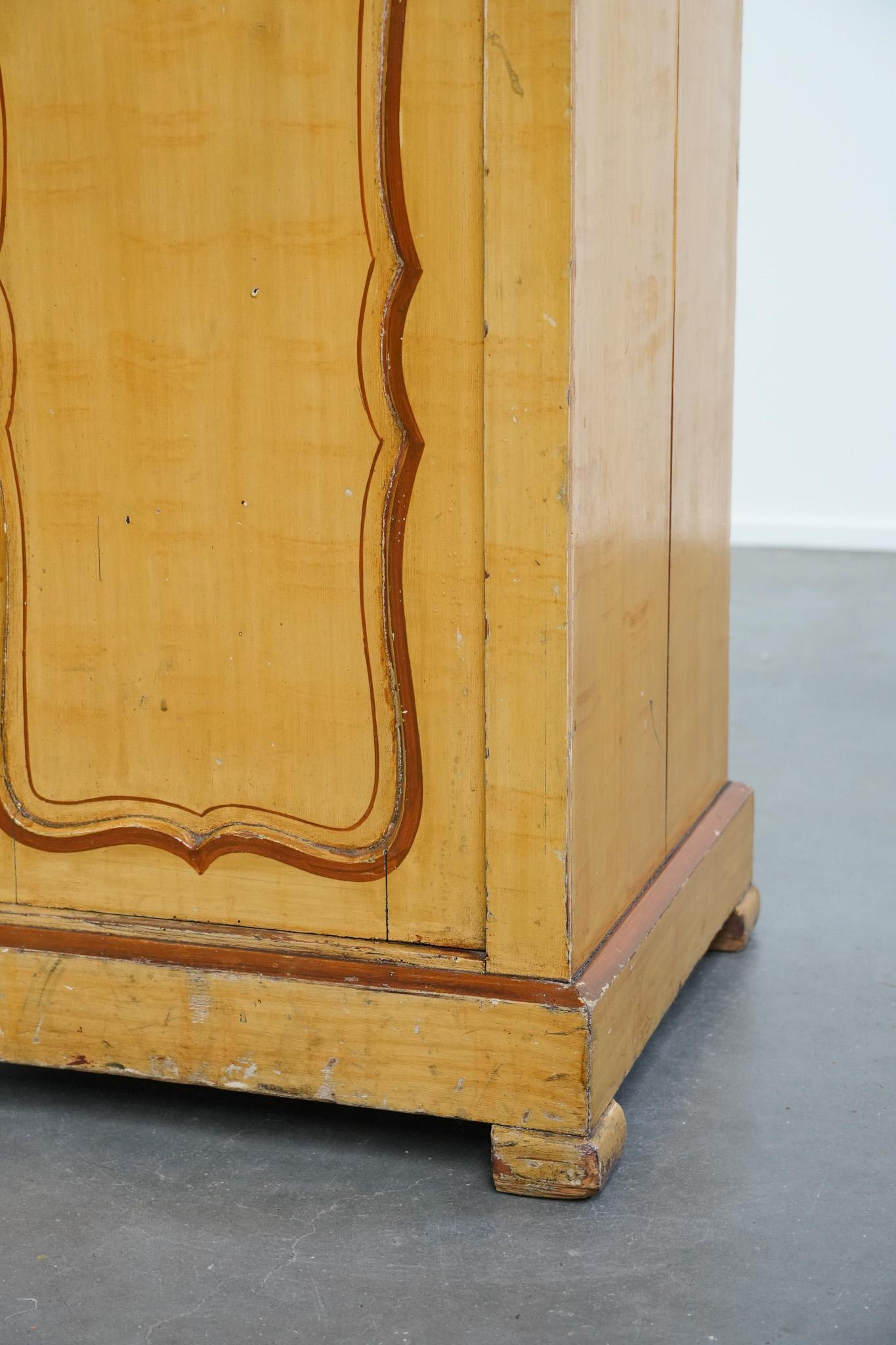 Meuble d'entrée/de nuit ancien en bois à une porte avec un plateau en marbre clair en vente 6