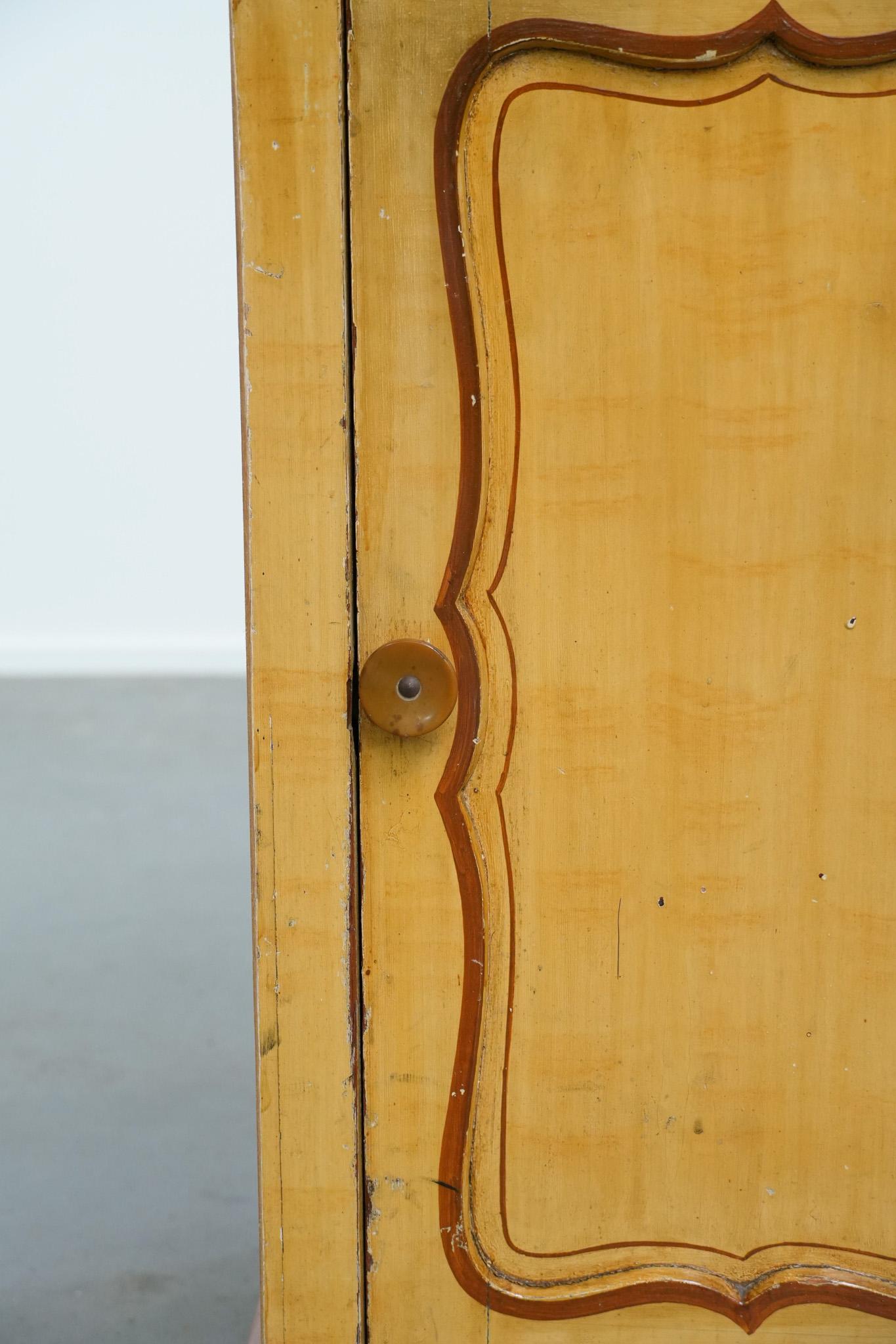 Meuble d'entrée/de nuit ancien en bois à une porte avec un plateau en marbre clair en vente 7