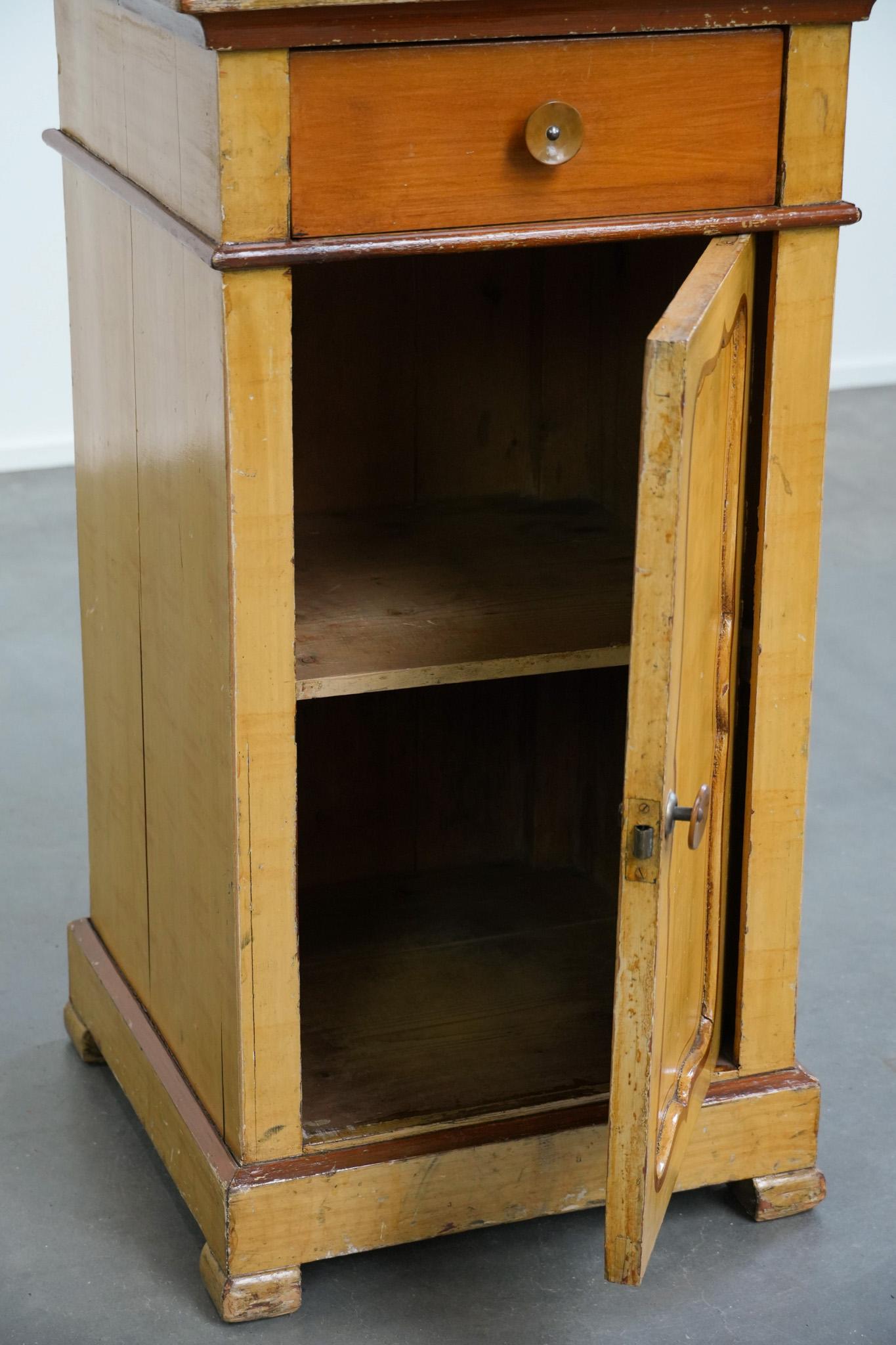 Meuble d'entrée/de nuit ancien en bois à une porte avec un plateau en marbre clair en vente 8