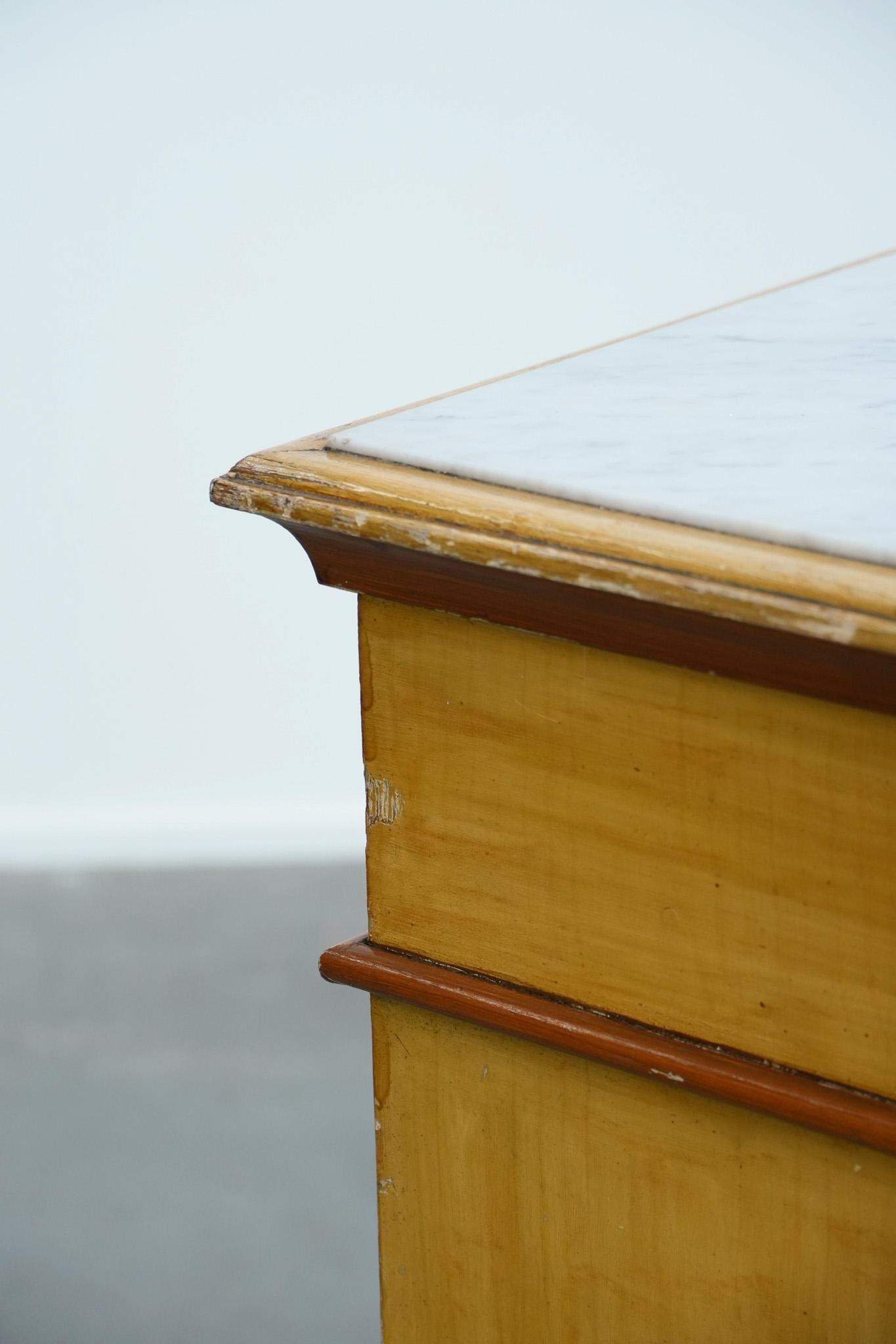 Meuble d'entrée/de nuit ancien en bois à une porte avec un plateau en marbre clair en vente 9