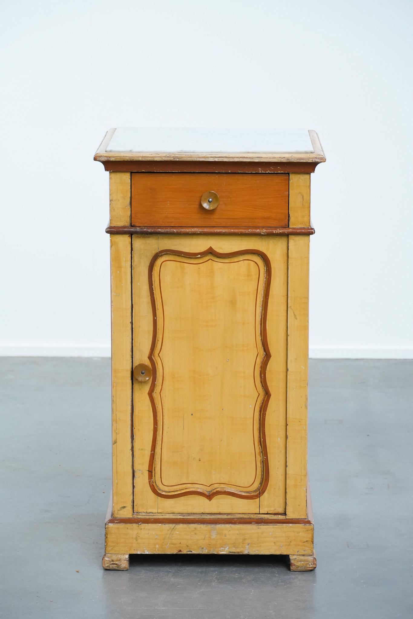 Ce beau meuble en bois est doté d'un tiroir et d'un élégant et magnifique plateau en marbre. Il peut être facilement placé dans presque tous les styles d'intérieur ou toutes les pièces, parfait comme table de nuit, meuble de couloir ou meuble