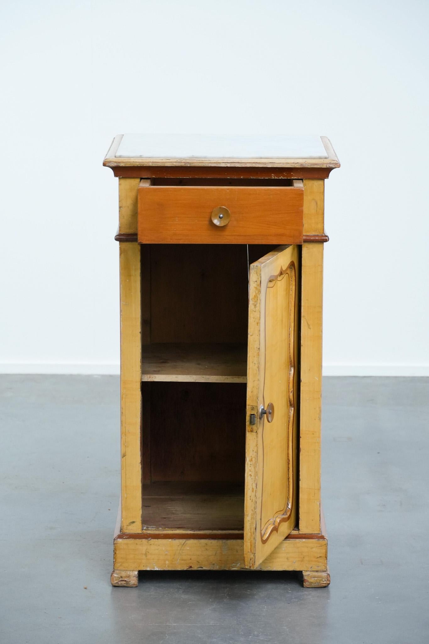 Romain classique Meuble d'entrée/de nuit ancien en bois à une porte avec un plateau en marbre clair en vente