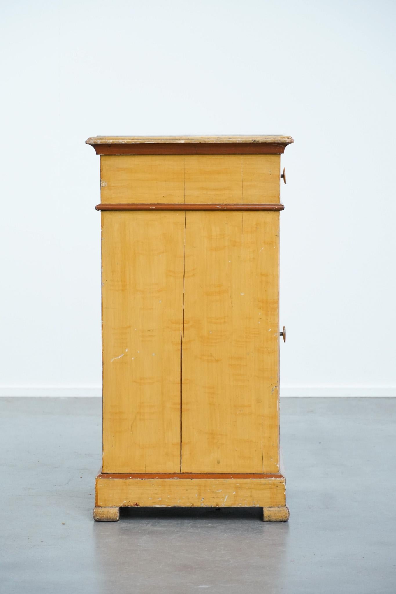 Fait main Meuble d'entrée/de nuit ancien en bois à une porte avec un plateau en marbre clair en vente