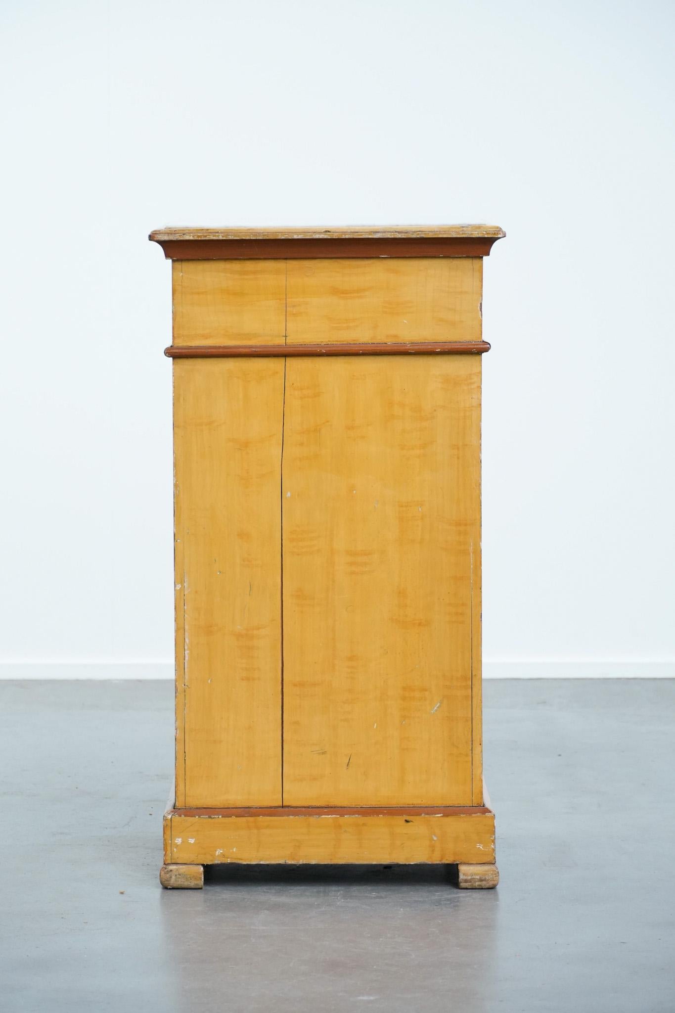 Meuble d'entrée/de nuit ancien en bois à une porte avec un plateau en marbre clair Bon état - En vente à Harderwijk, NL