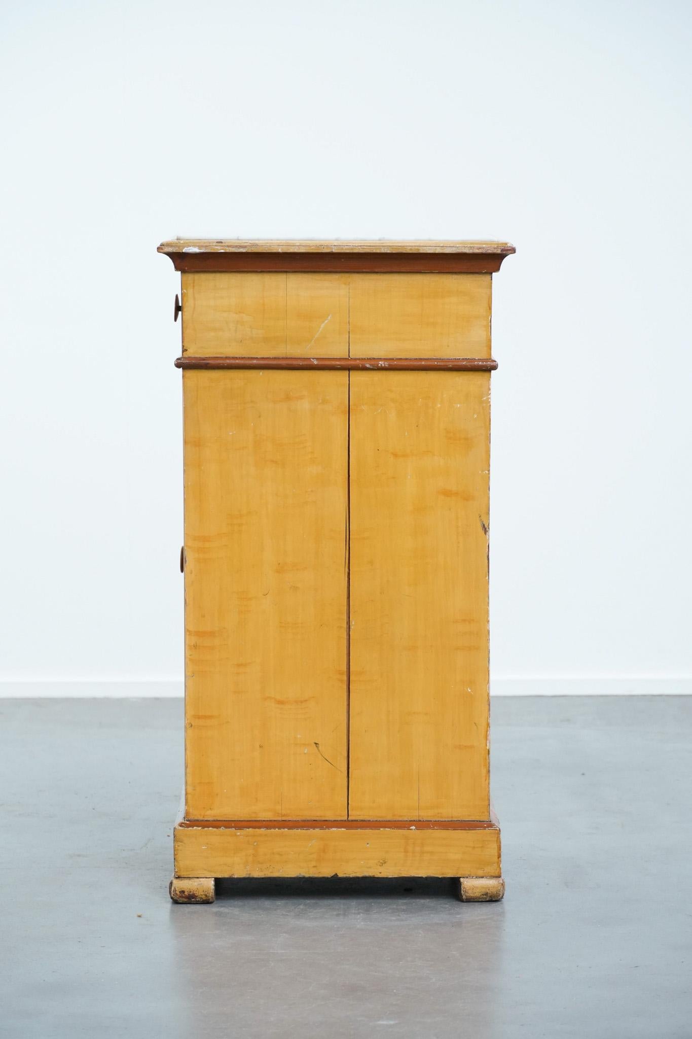 XIXe siècle Meuble d'entrée/de nuit ancien en bois à une porte avec un plateau en marbre clair en vente