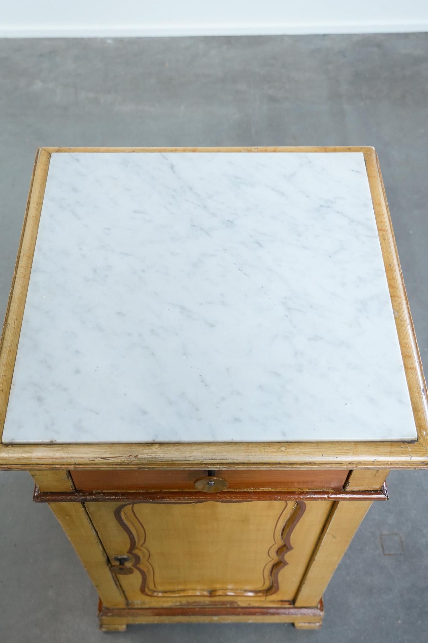 Marbre Meuble d'entrée/de nuit ancien en bois à une porte avec un plateau en marbre clair en vente