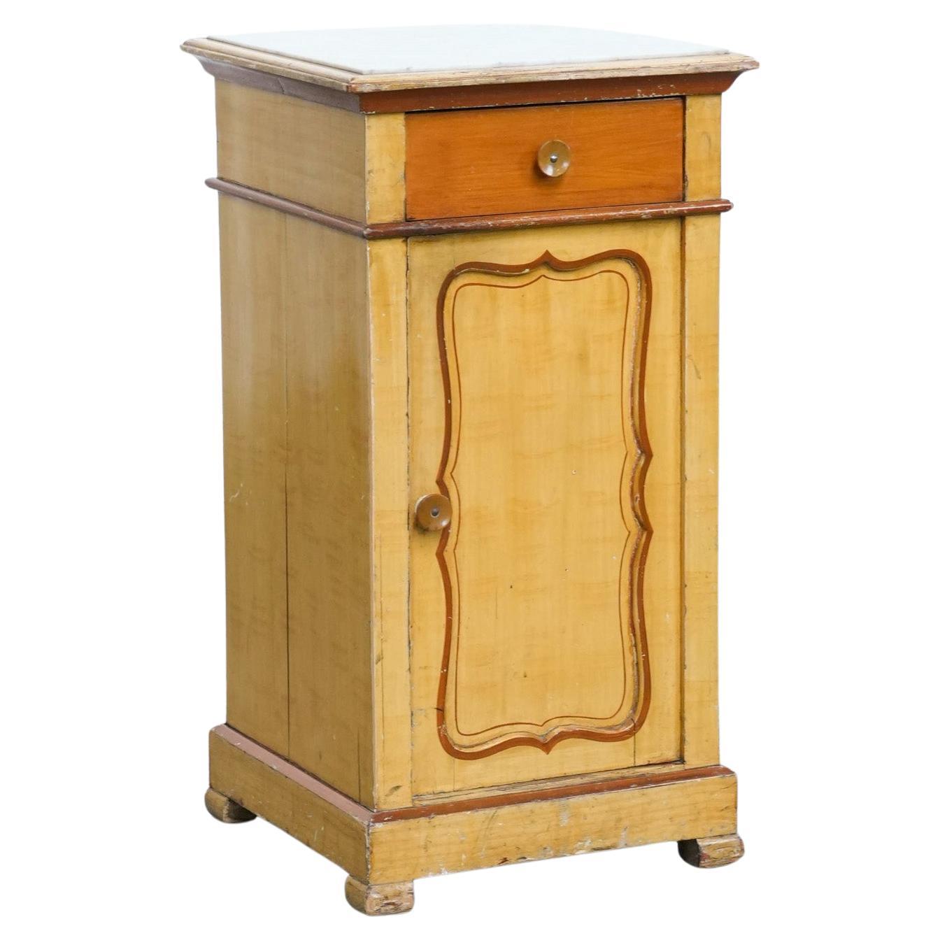 Meuble d'entrée/de nuit ancien en bois à une porte avec un plateau en marbre clair en vente