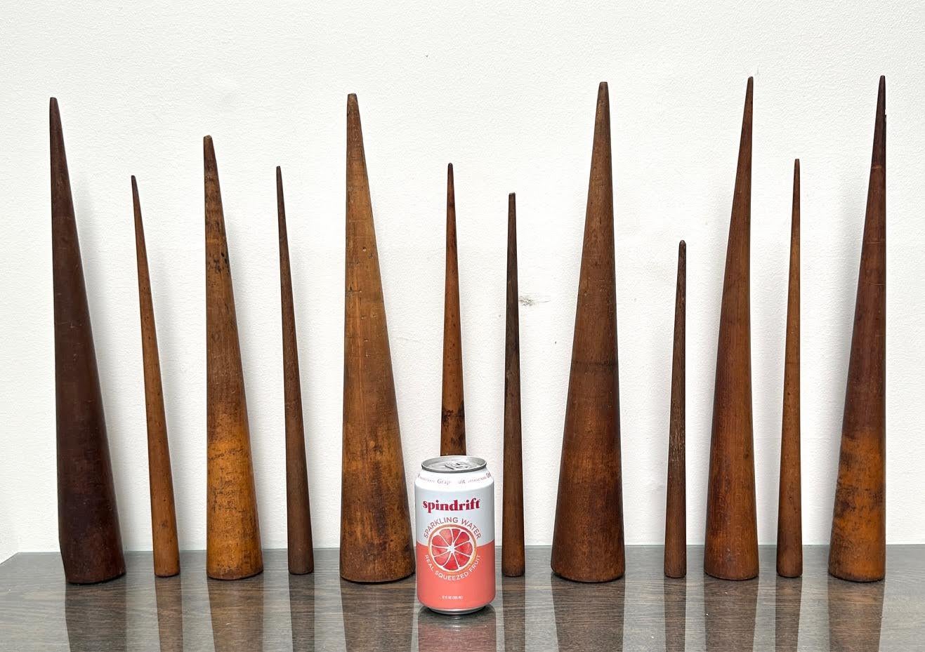 Colección de conos arquitectónicos antiguos de madera (12) Artes y manualidades en venta
