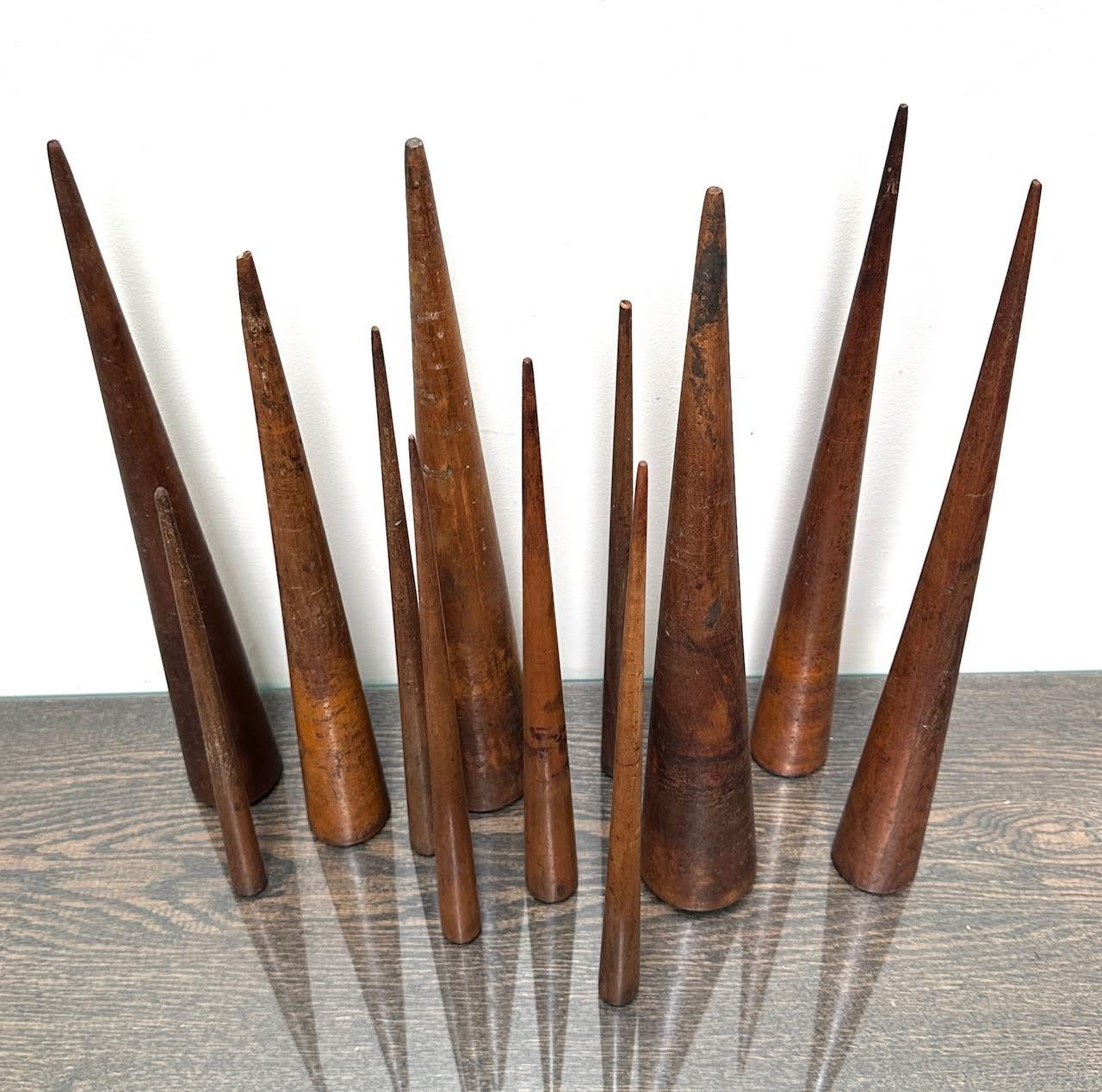 Colección de conos arquitectónicos antiguos de madera (12) Estadounidense en venta