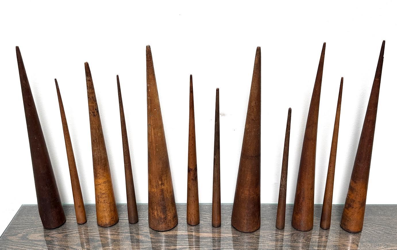 Colección de conos arquitectónicos antiguos de madera (12) Madera en venta