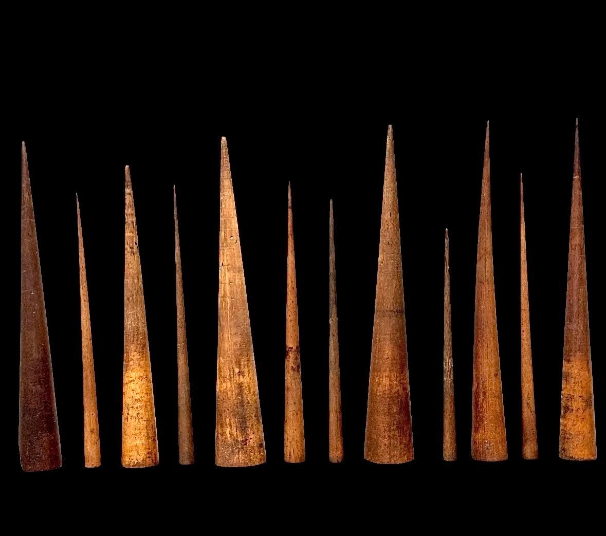 Colección de conos arquitectónicos antiguos de madera (12) en venta 1