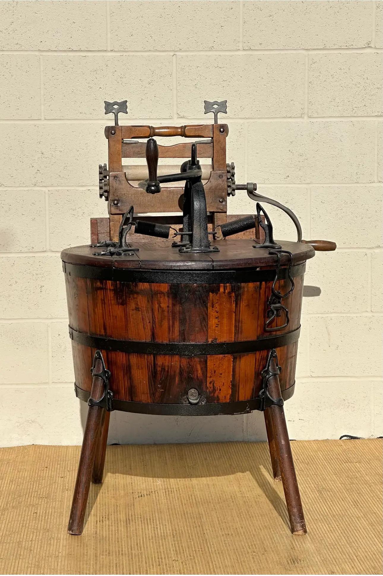 Asombrosa lavadora de barril, lavandería manual de manivela con escurridor de ropa, de madera maciza y metal, original de la década de 1890. Realzará la decoración de cualquier hogar, sobre todo de lavanderías americanas, de granjas, tradicionales