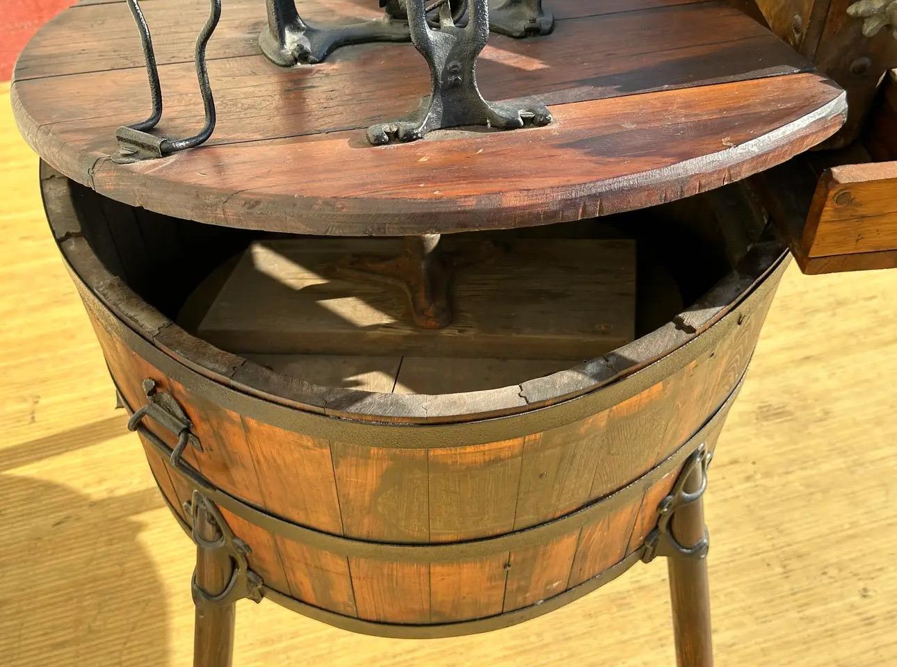 Lavadora antigua de barril de madera con escurridor Estadounidense en venta