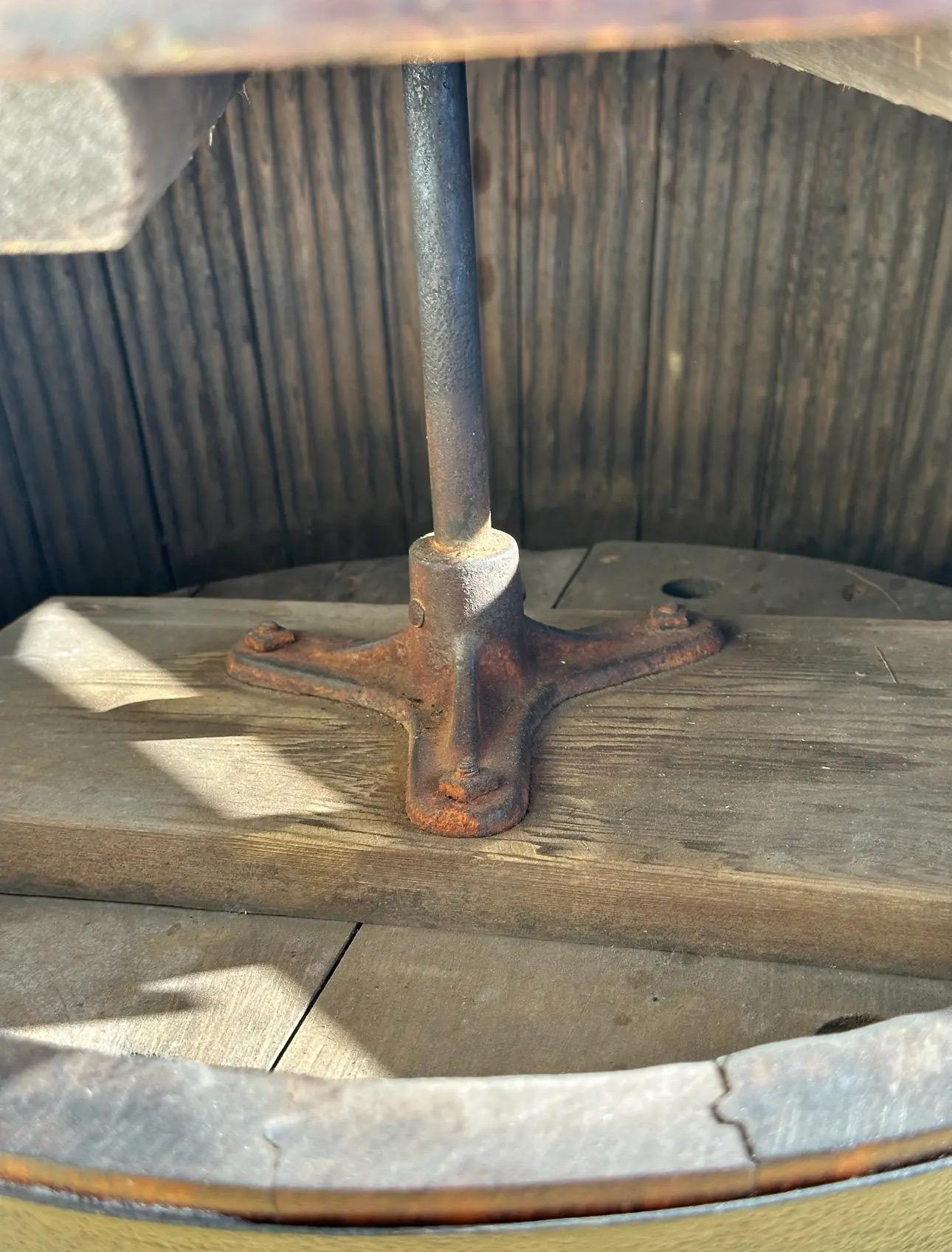 Lavadora antigua de barril de madera con escurridor en Bueno estado para la venta en North Hollywood, CA