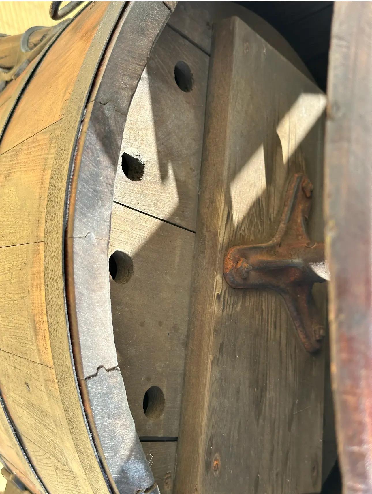 Lavadora antigua de barril de madera con escurridor siglo XIX en venta