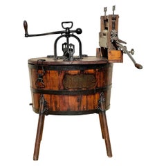 Ancienne machine à laver à baril en bois avec essoreuse