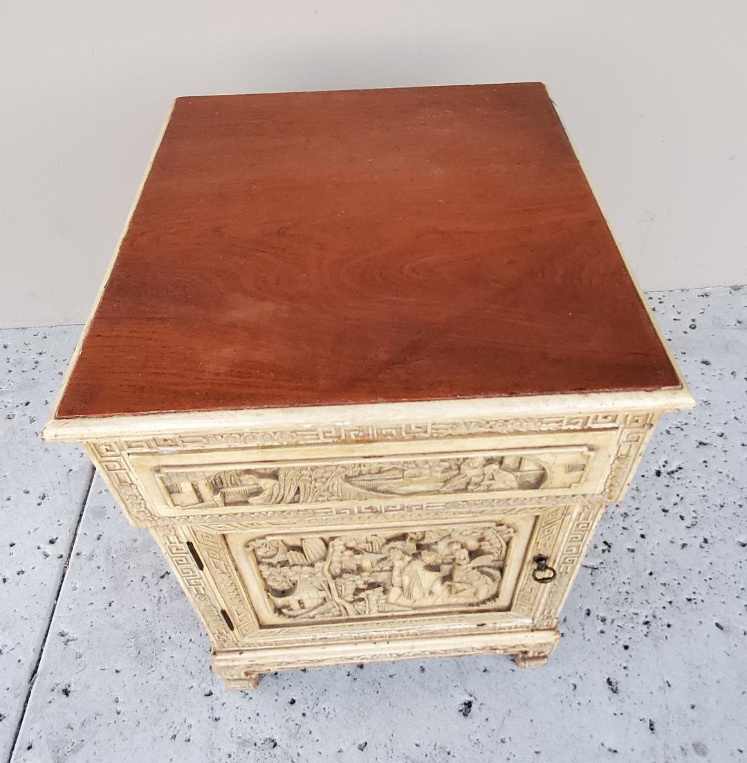 Ancienne armoire de chevet en bois avec décor chinois sculpté en vente 3