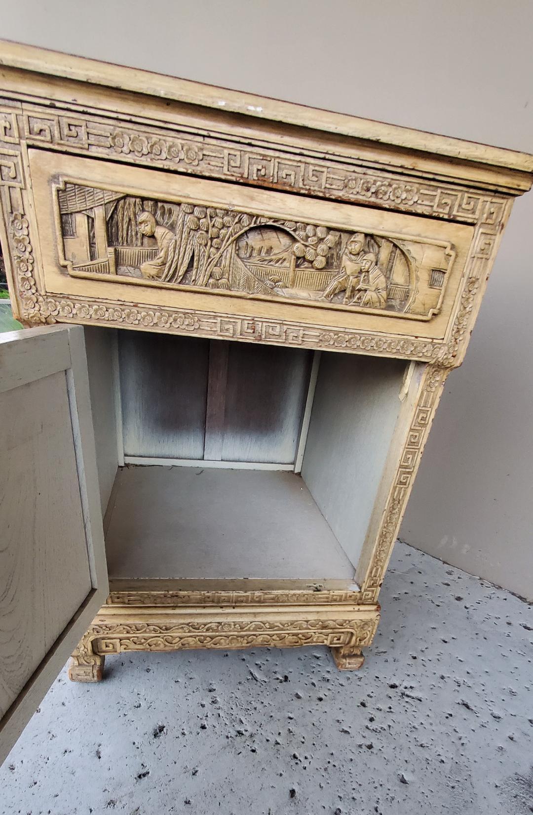 Ancienne armoire de chevet en bois avec décor chinois sculpté en vente 4