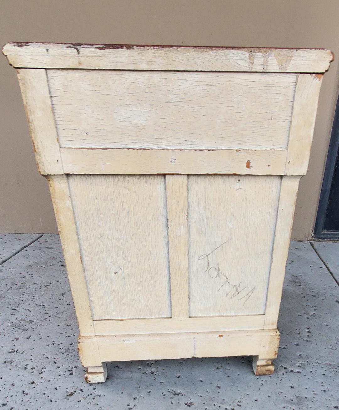 Ancienne armoire de chevet en bois avec décor chinois sculpté en vente 5