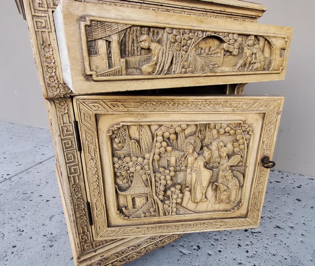 Ancienne armoire de chevet en bois avec décor chinois sculpté en vente 6