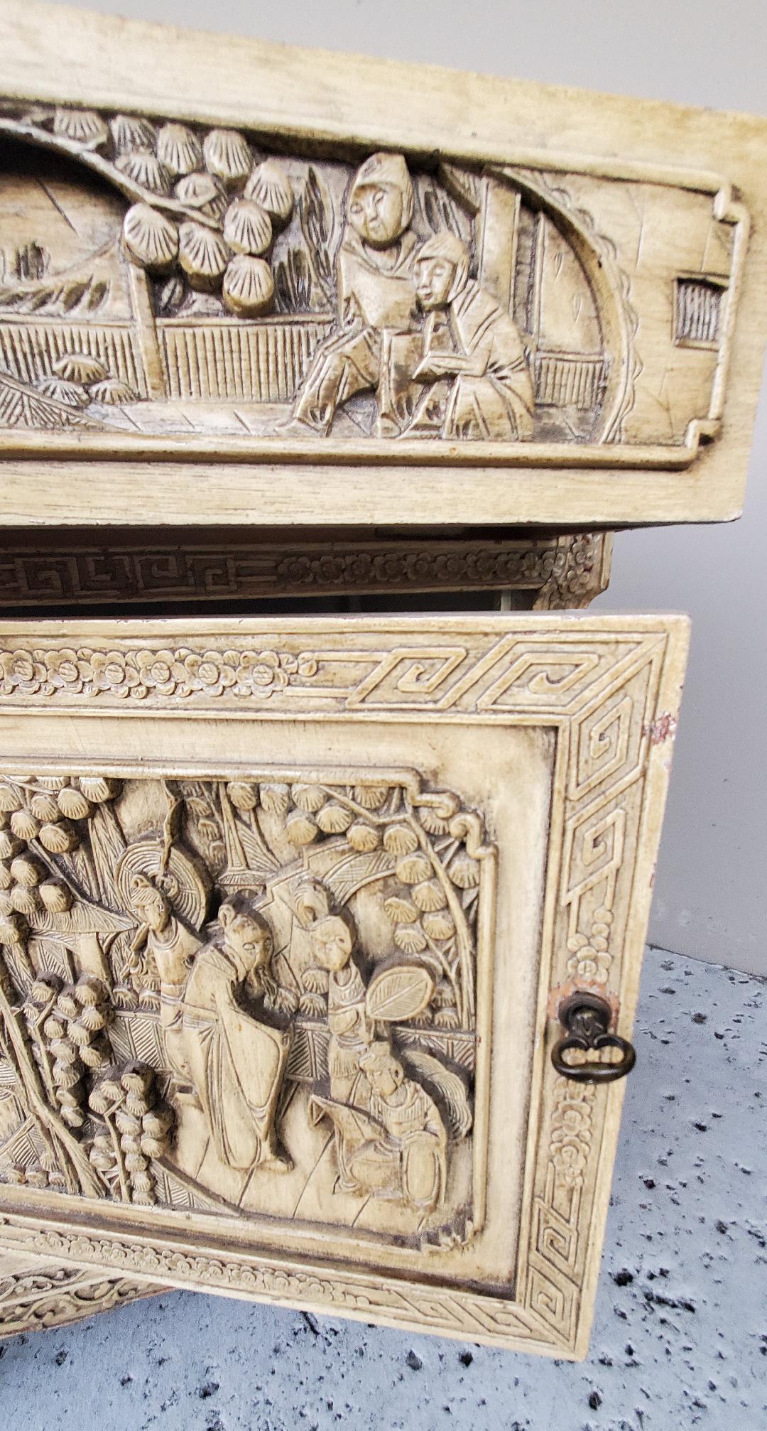 Ancienne armoire de chevet en bois avec décor chinois sculpté en vente 7