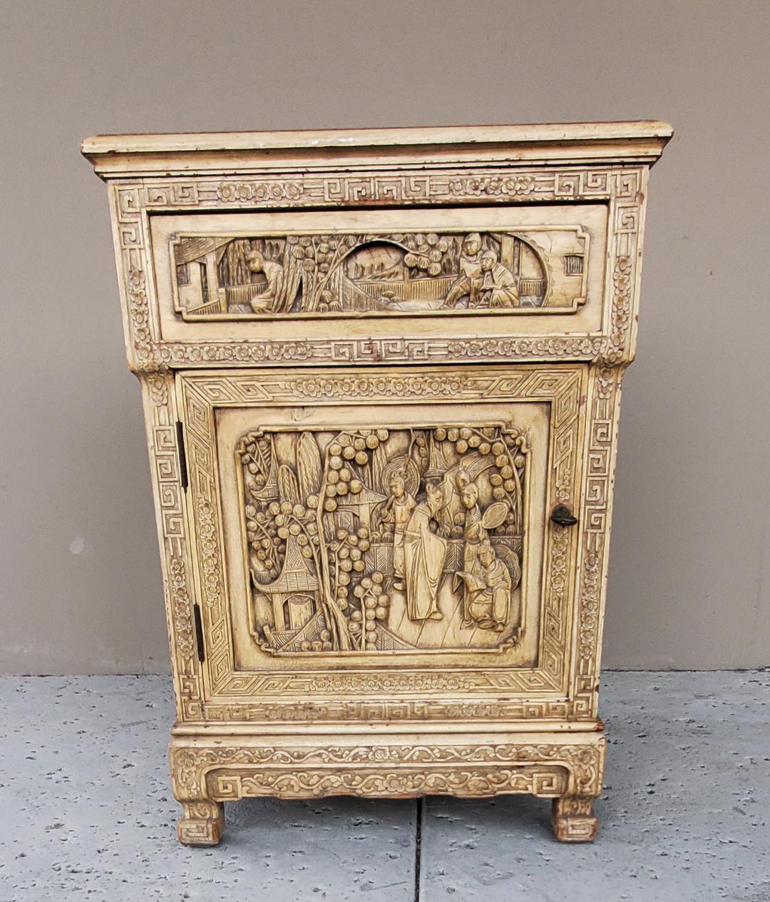Ancienne armoire de chevet en bois avec décor chinois sculpté en vente 9