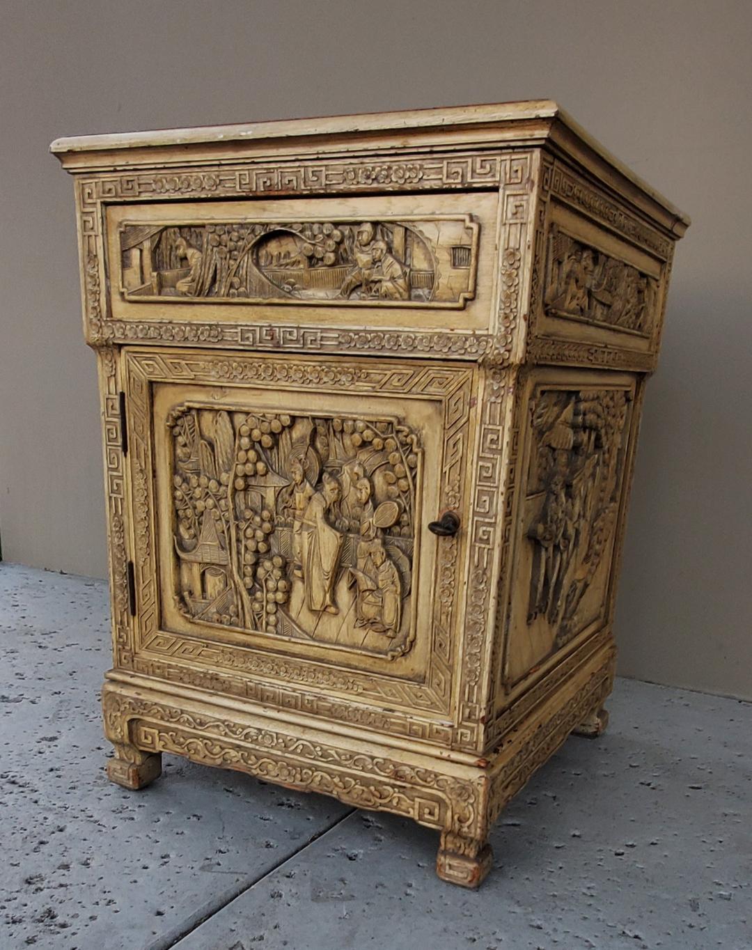 Ancienne armoire de chevet en bois avec décor chinois sculpté en vente 10