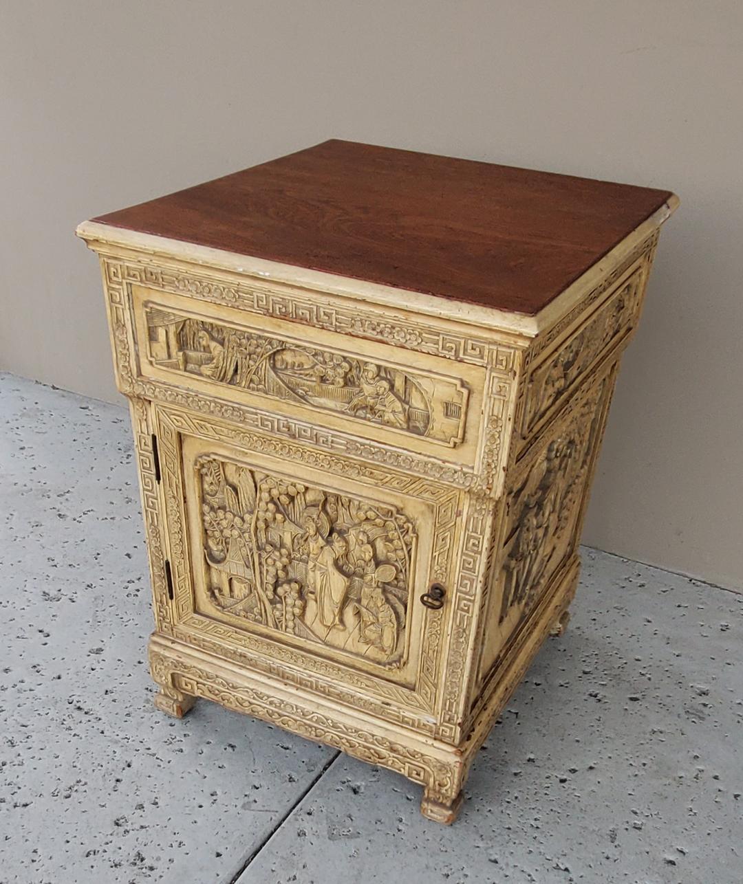 Ancienne armoire de chevet en bois avec décor chinois sculpté en vente 11