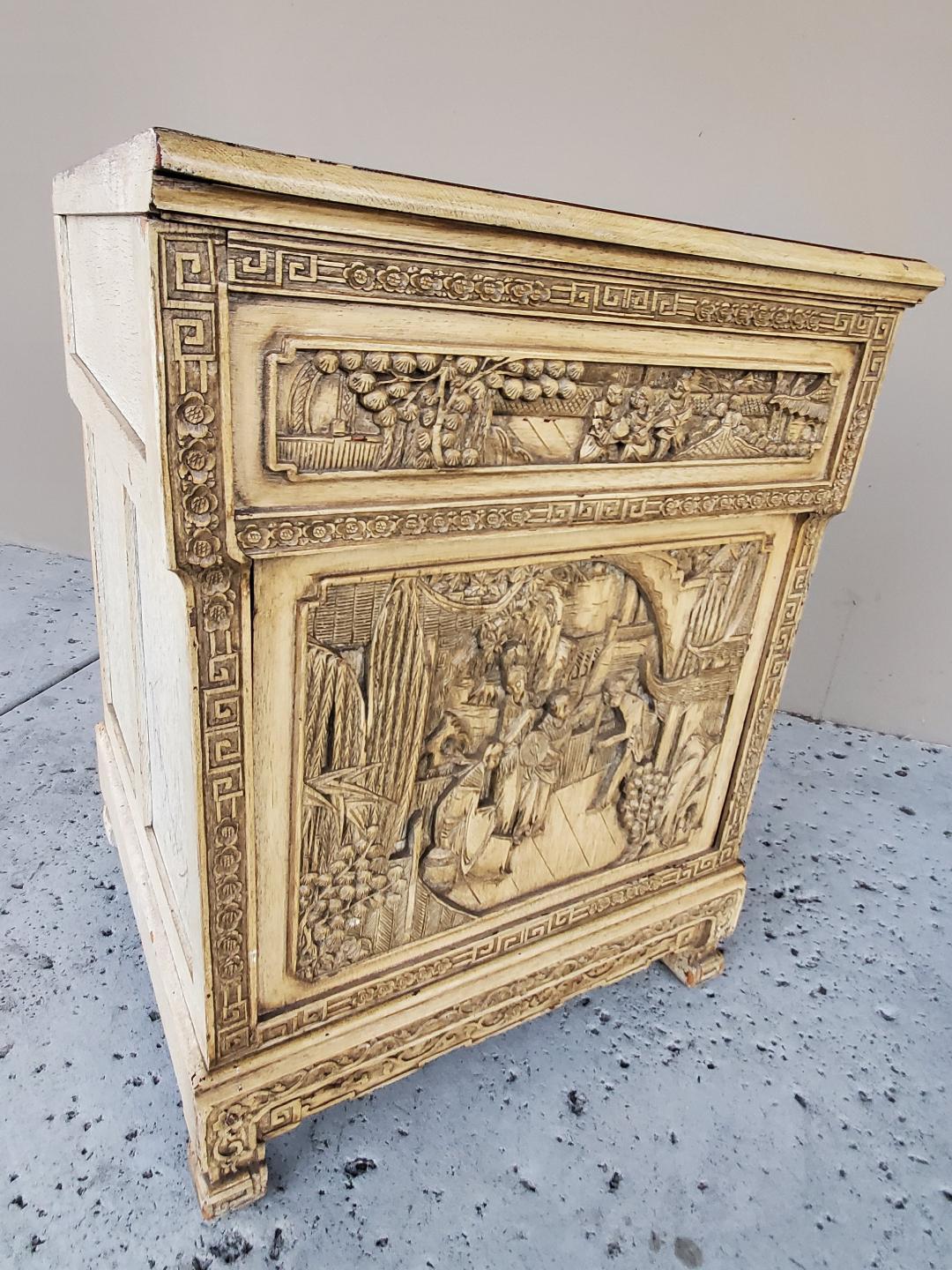 Ancienne armoire de chevet en bois avec décor chinois sculpté en vente 12