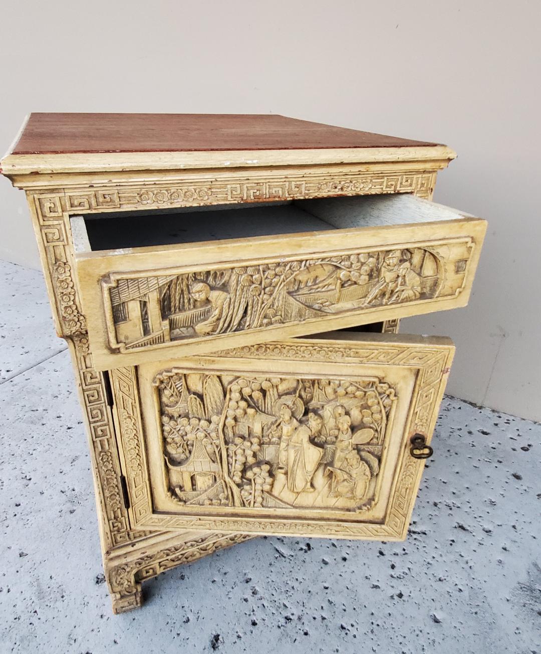 Ancienne table de chevet en bois chinois avec des scènes chinoises minutieusement sculptées.
Au-delà des sculptures décoratives, les sculptures peuvent donc être appréciées à leur juste valeur pour l'habileté de l'ébéniste et la beauté de leur