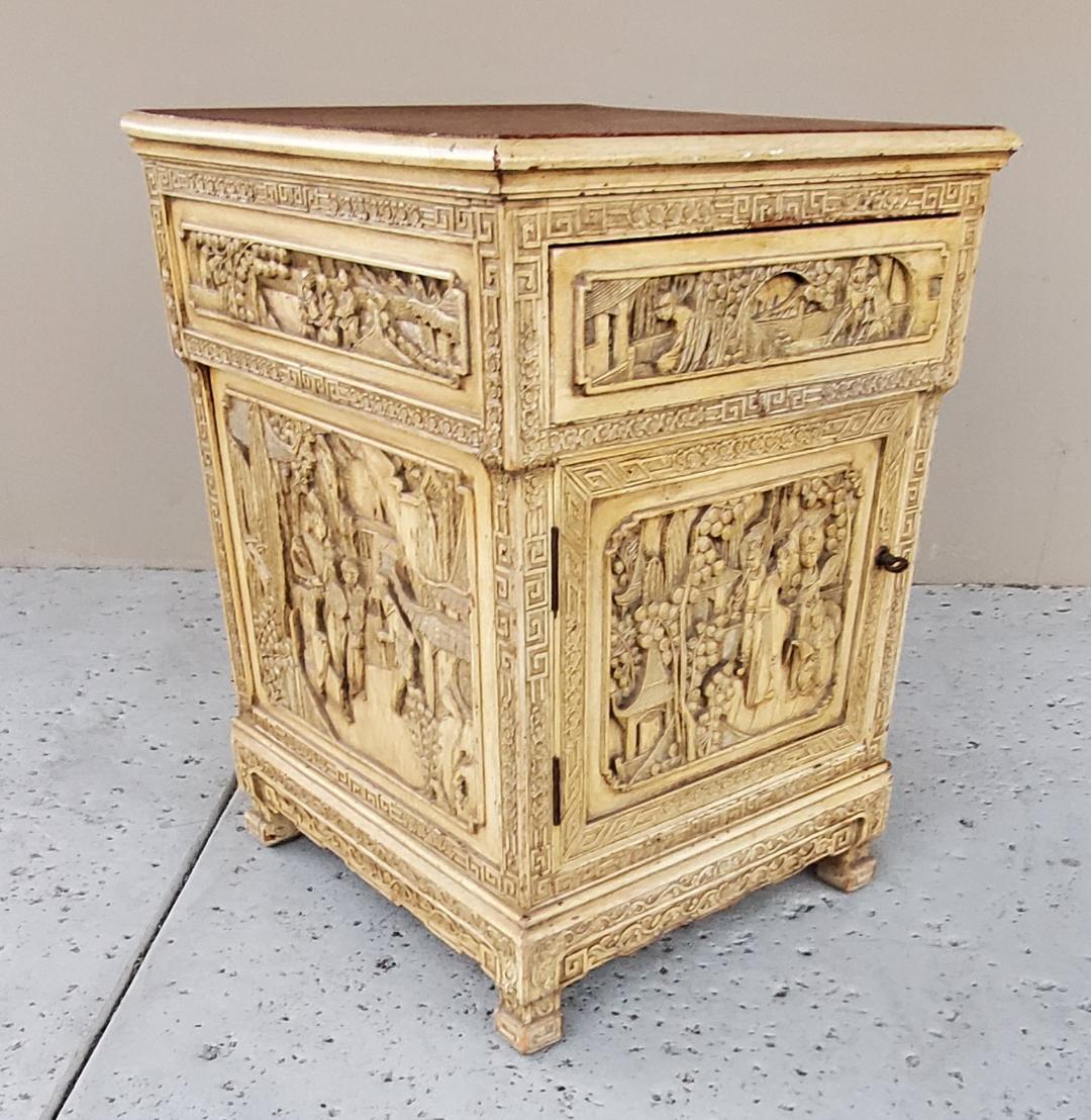 Ancienne armoire de chevet en bois avec décor chinois sculpté en vente 13