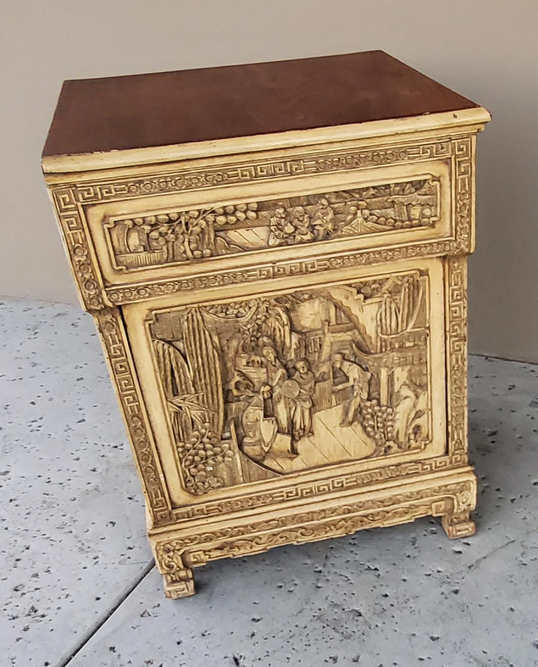Exportation chinoise Ancienne armoire de chevet en bois avec décor chinois sculpté en vente