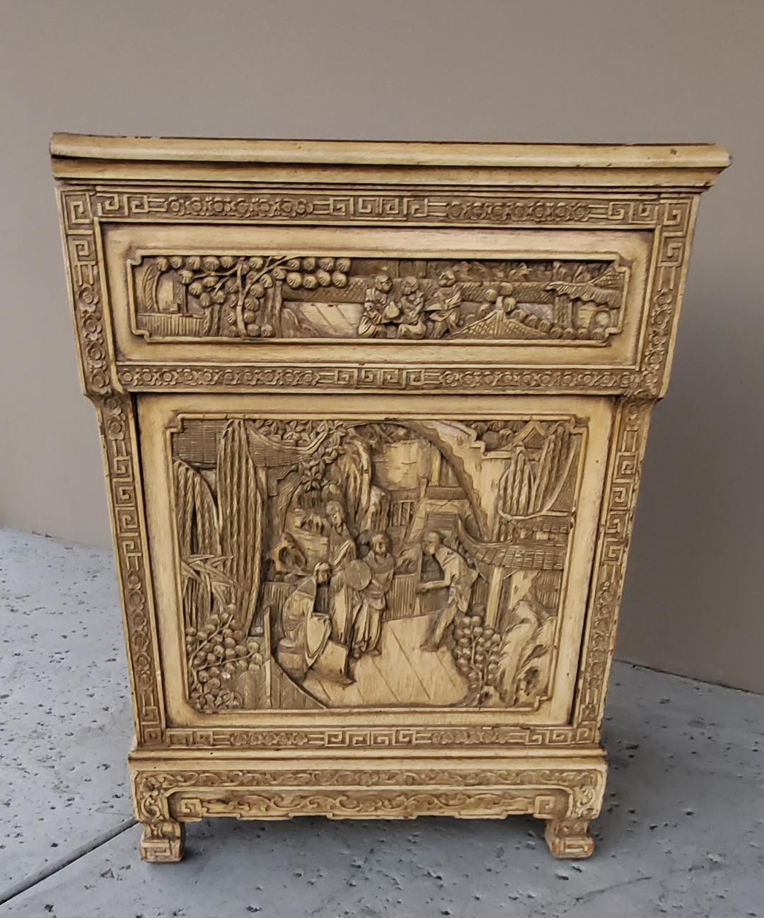 Inconnu Ancienne armoire de chevet en bois avec décor chinois sculpté en vente