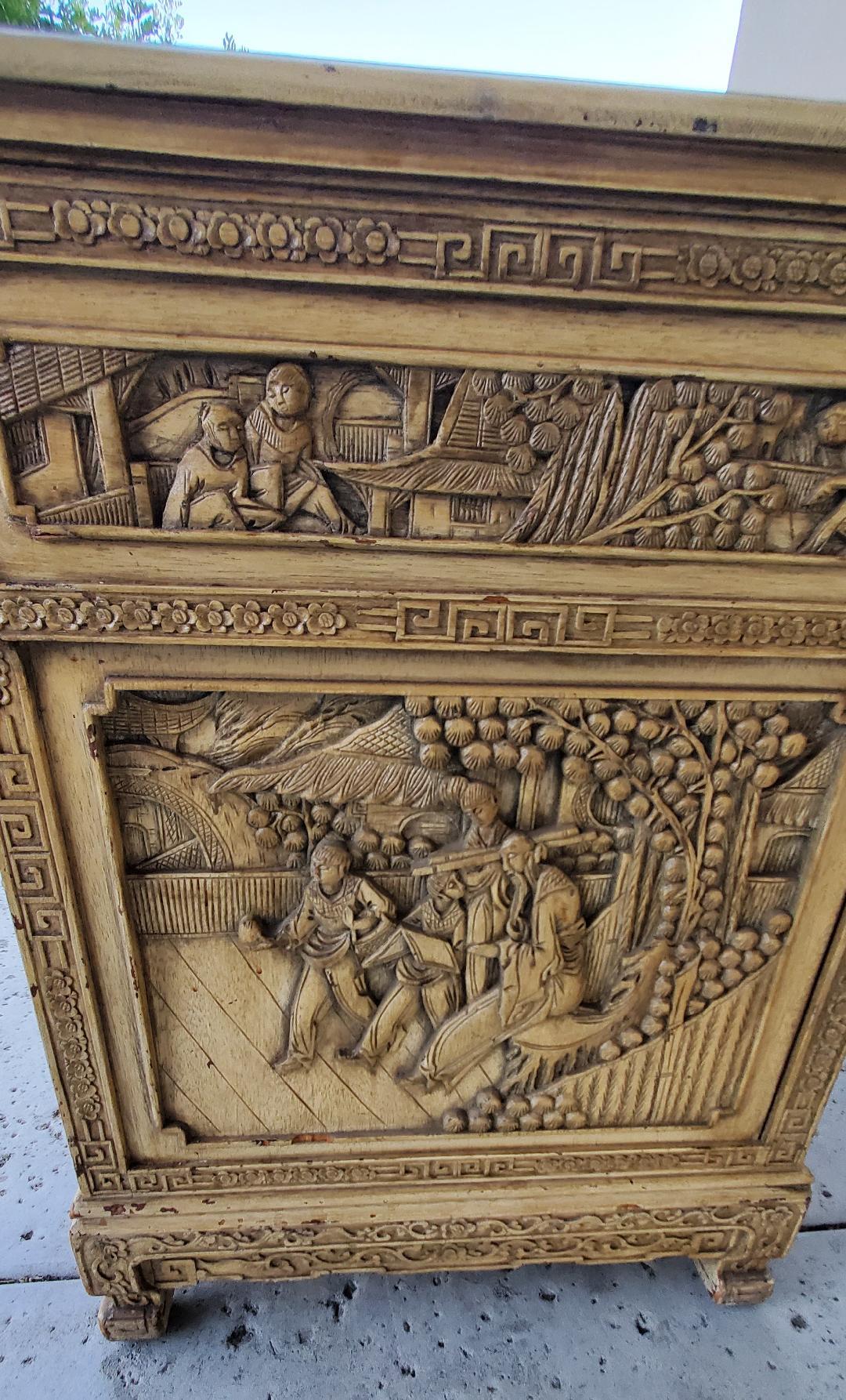 Ancienne armoire de chevet en bois avec décor chinois sculpté Bon état - En vente à Monrovia, CA