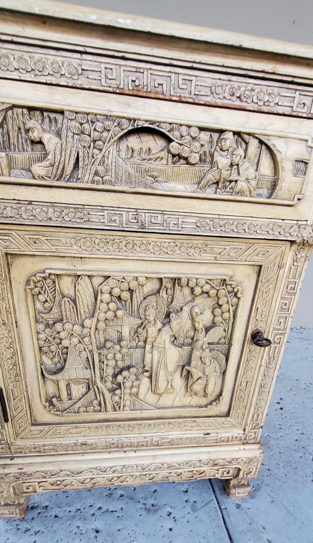20ième siècle Ancienne armoire de chevet en bois avec décor chinois sculpté en vente