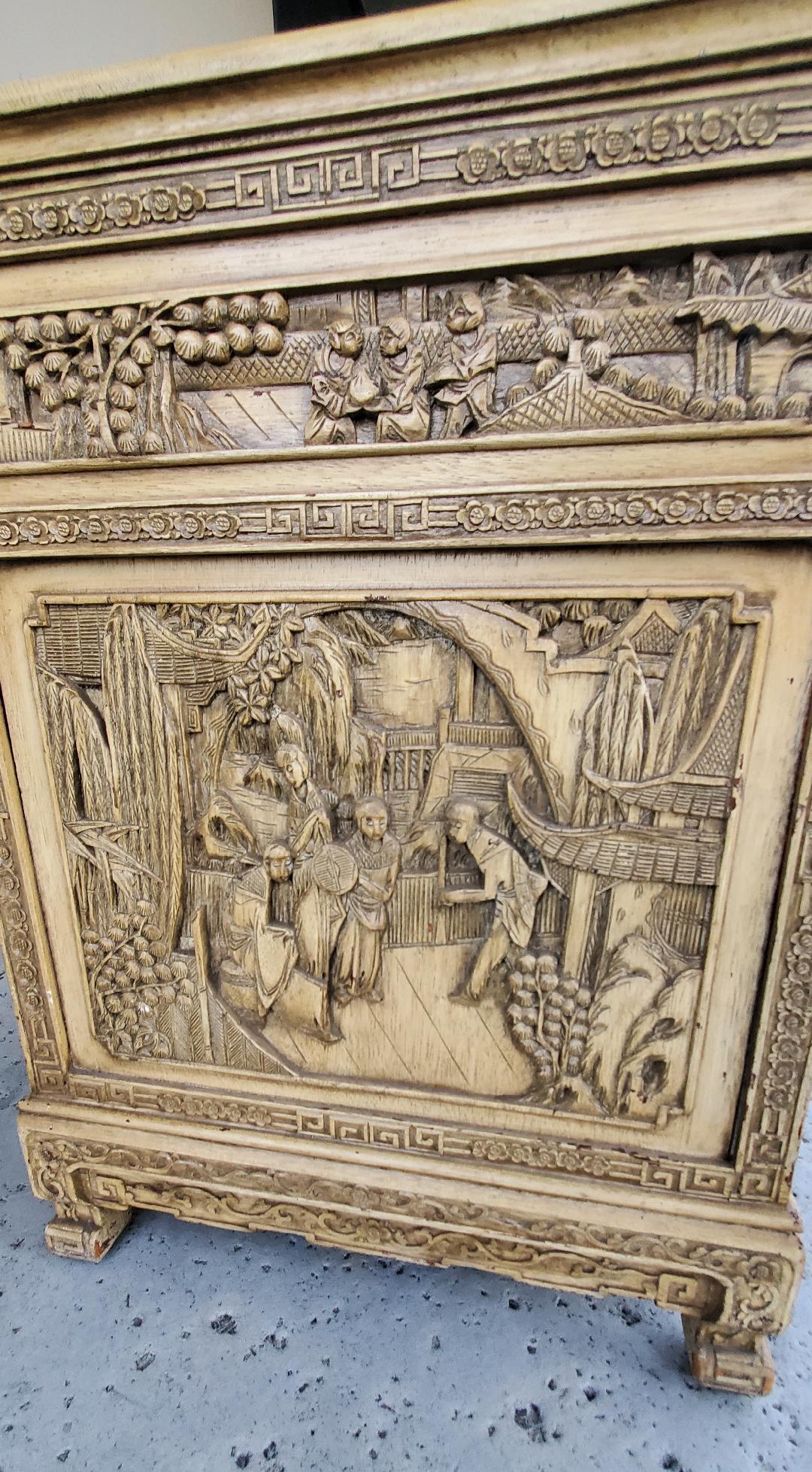 Bois Ancienne armoire de chevet en bois avec décor chinois sculpté en vente