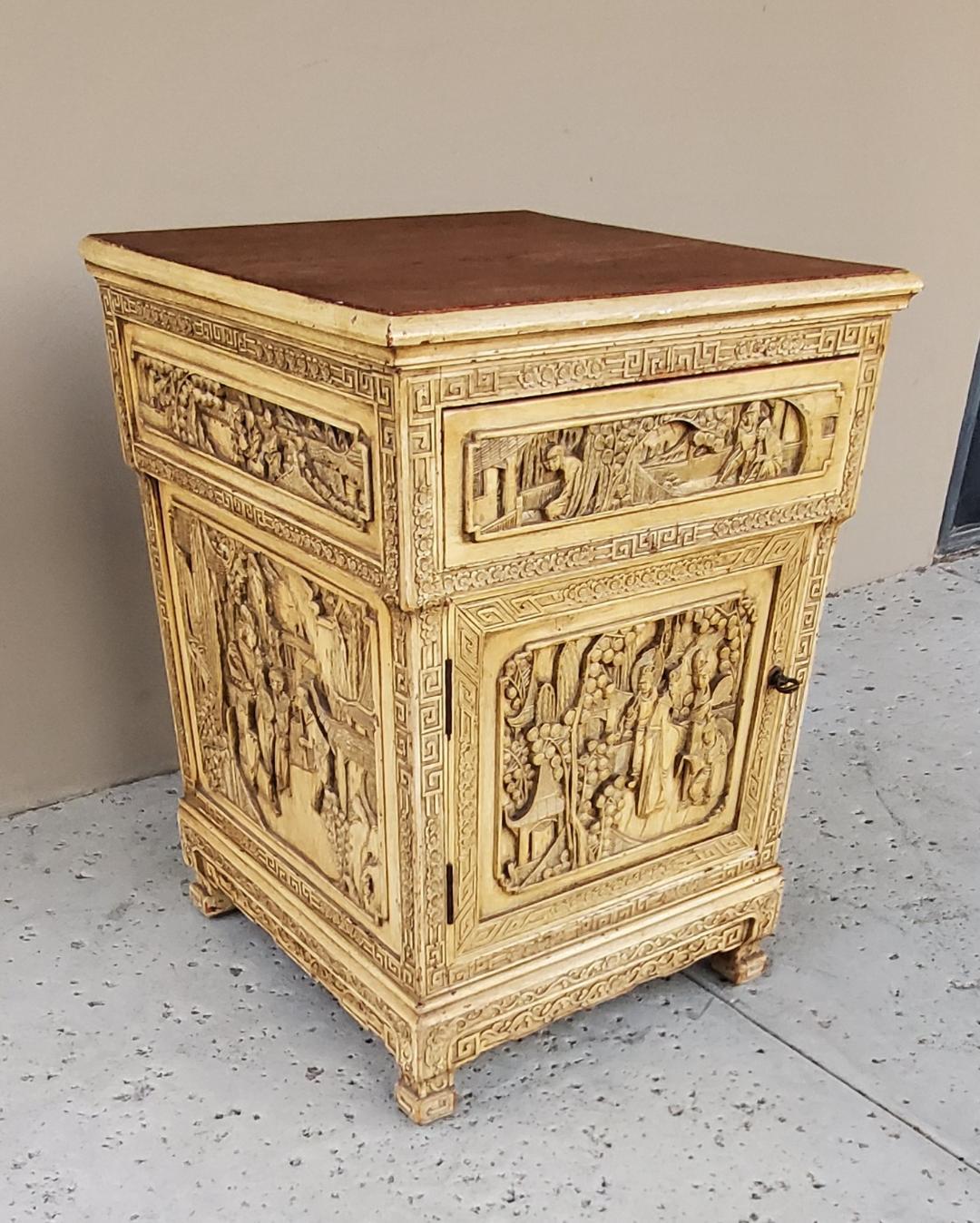 Ancienne armoire de chevet en bois avec décor chinois sculpté en vente 1