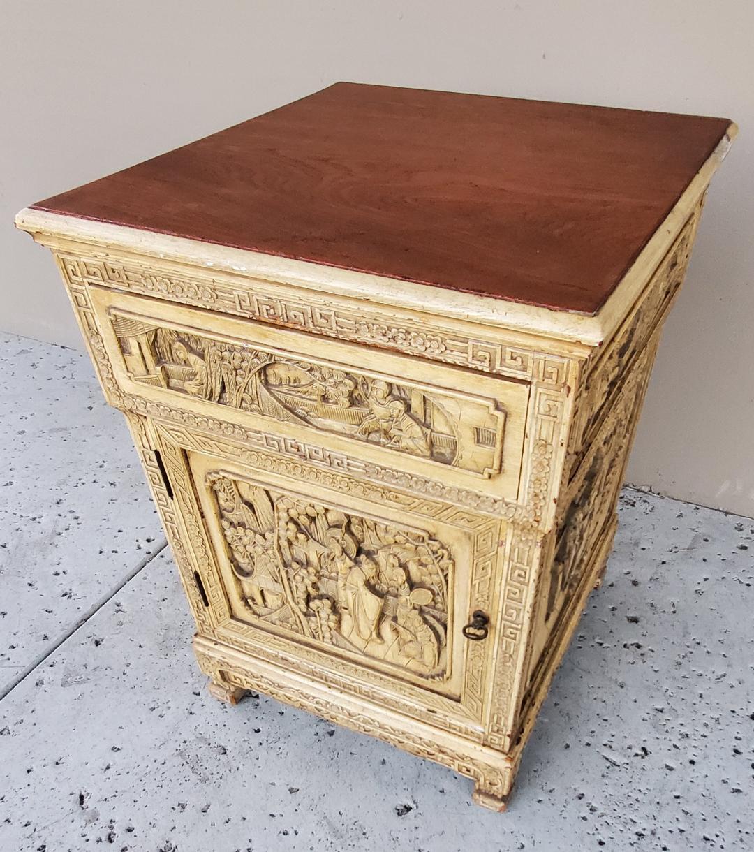 Ancienne armoire de chevet en bois avec décor chinois sculpté en vente 2