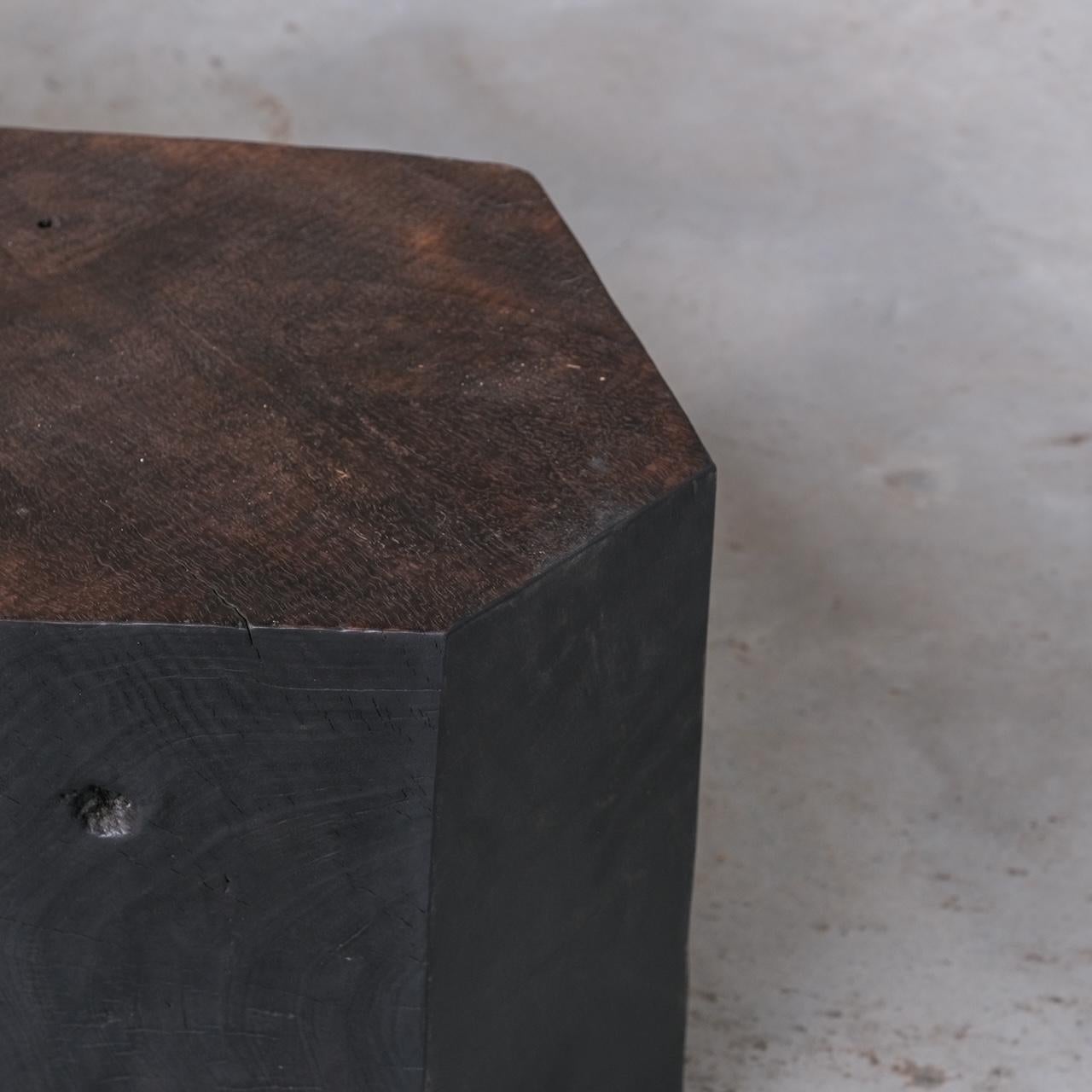 Bois Banc en bois antique ou table basse brutaliste en vente