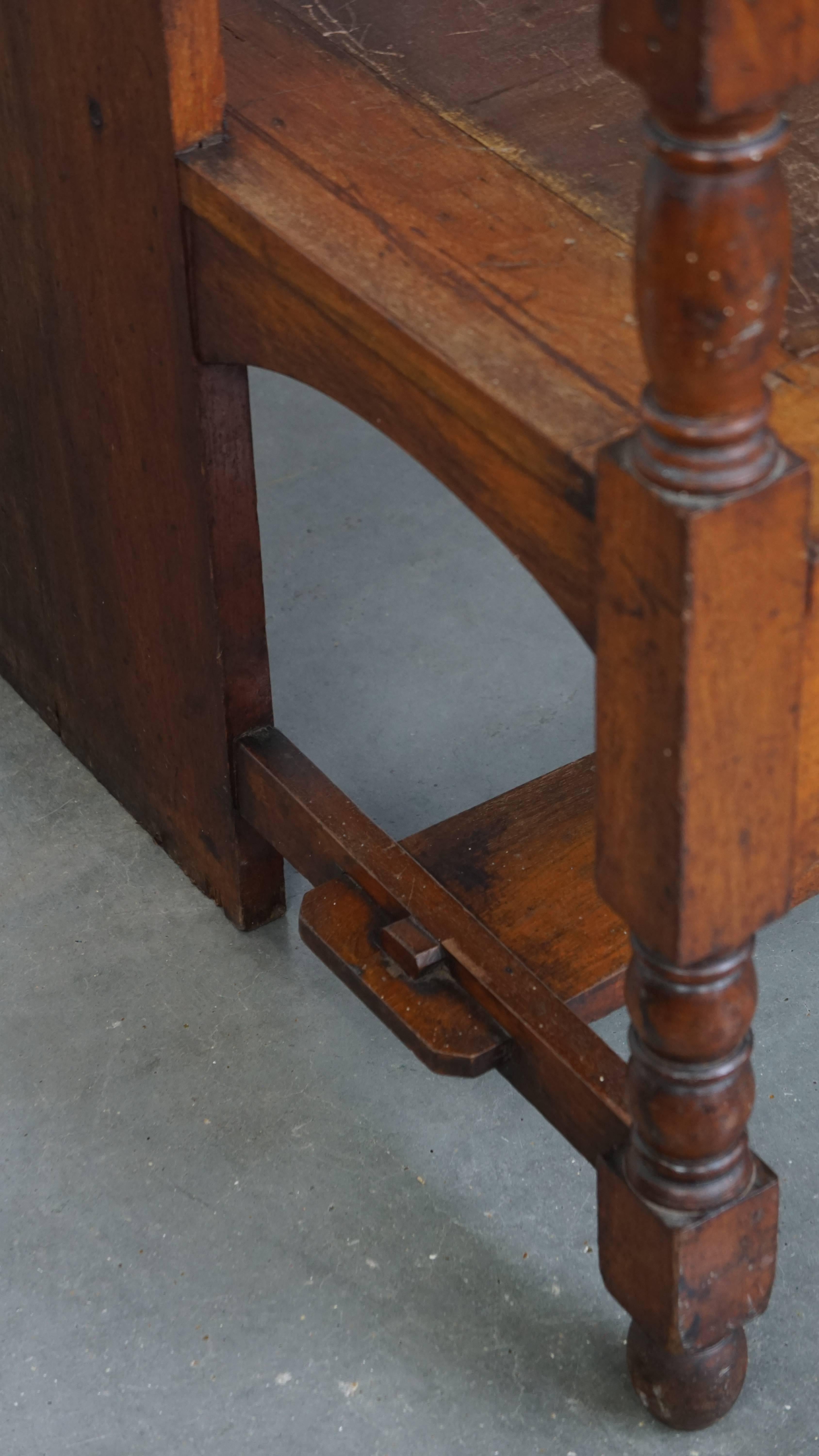 Banc ancien en bois à haut dossier - Fin 19e / début 20e siècle en vente 4
