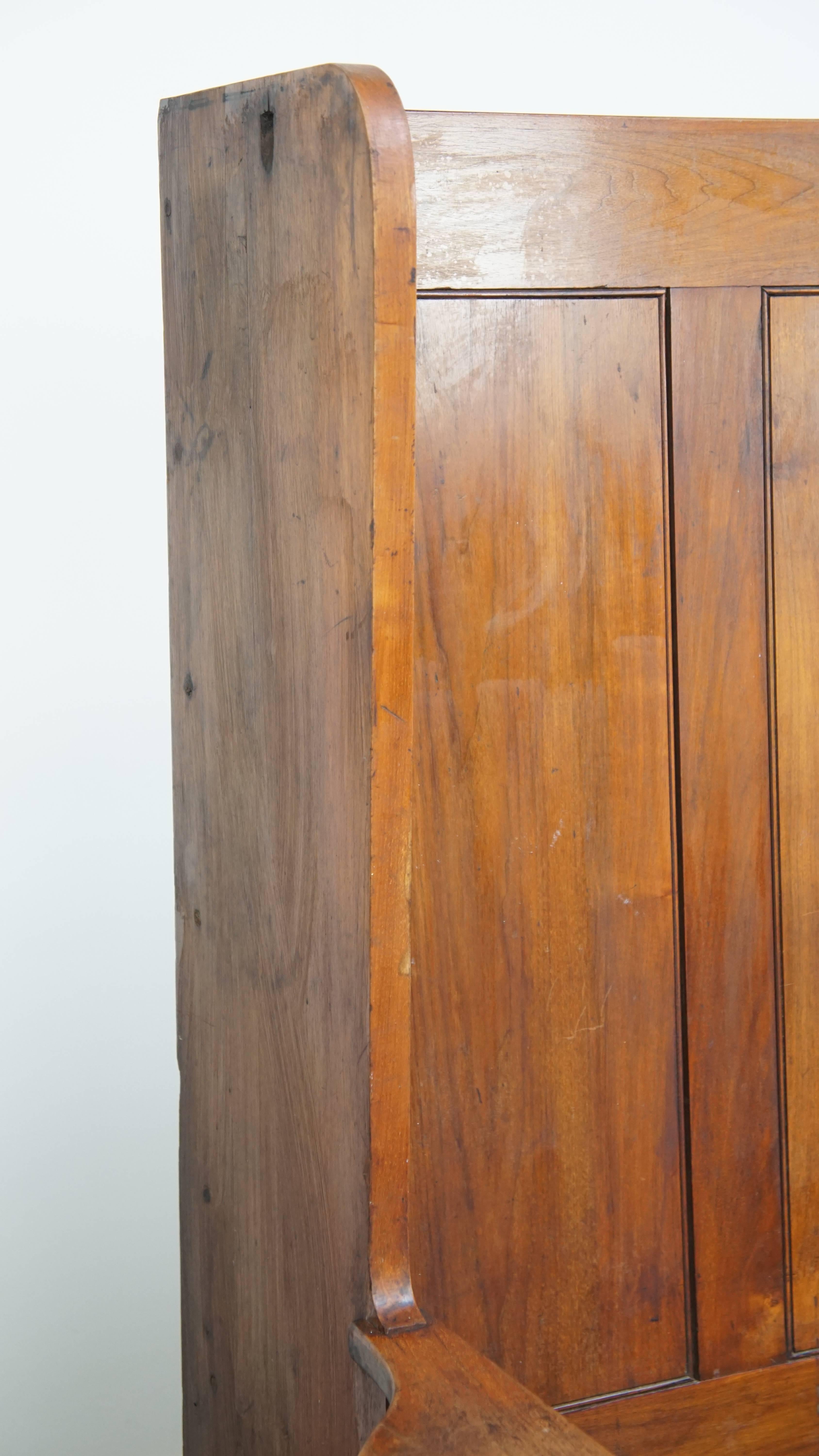 Banc ancien en bois à haut dossier - Fin 19e / début 20e siècle en vente 5