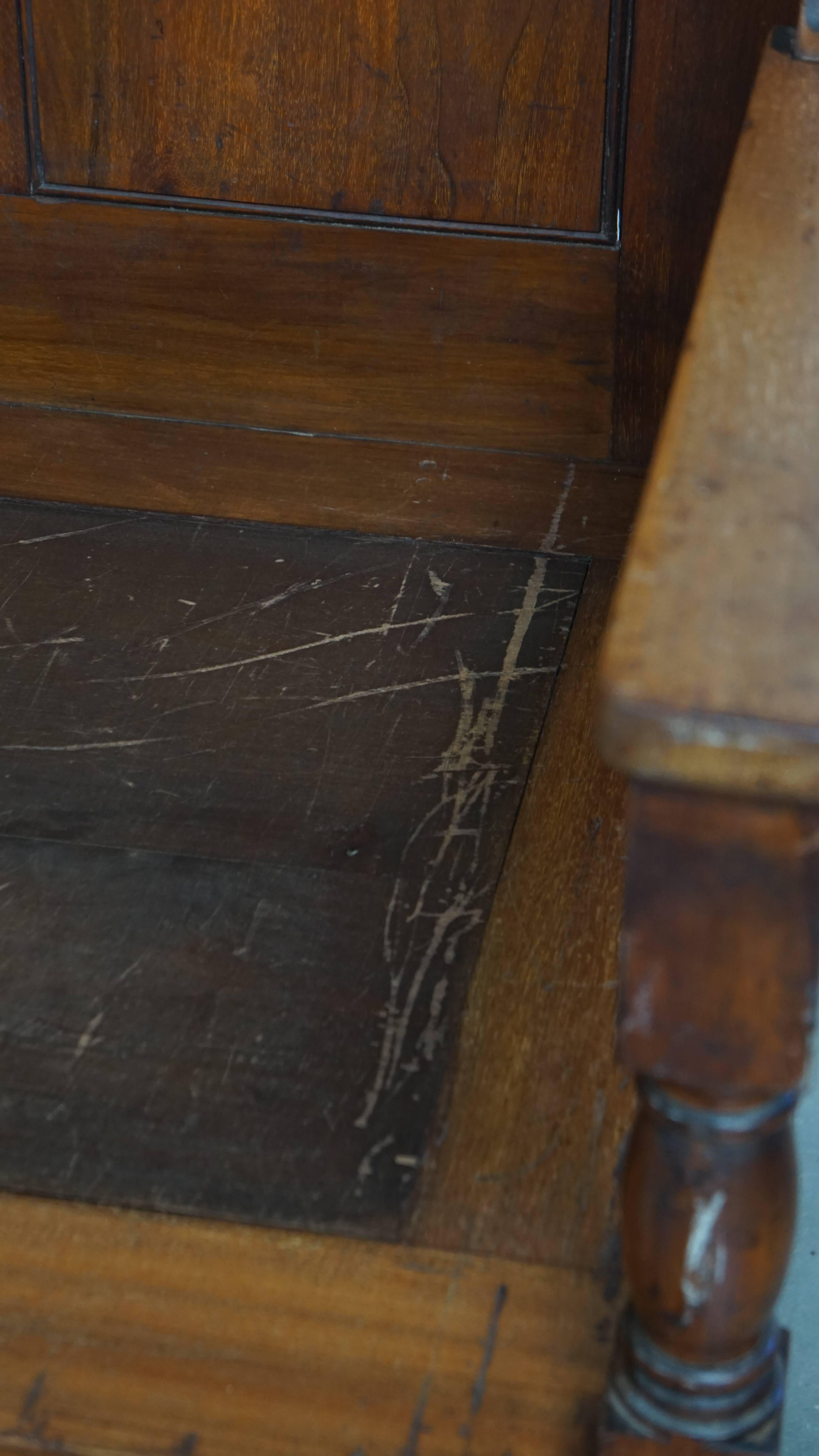 Banc ancien en bois à haut dossier - Fin 19e / début 20e siècle en vente 7