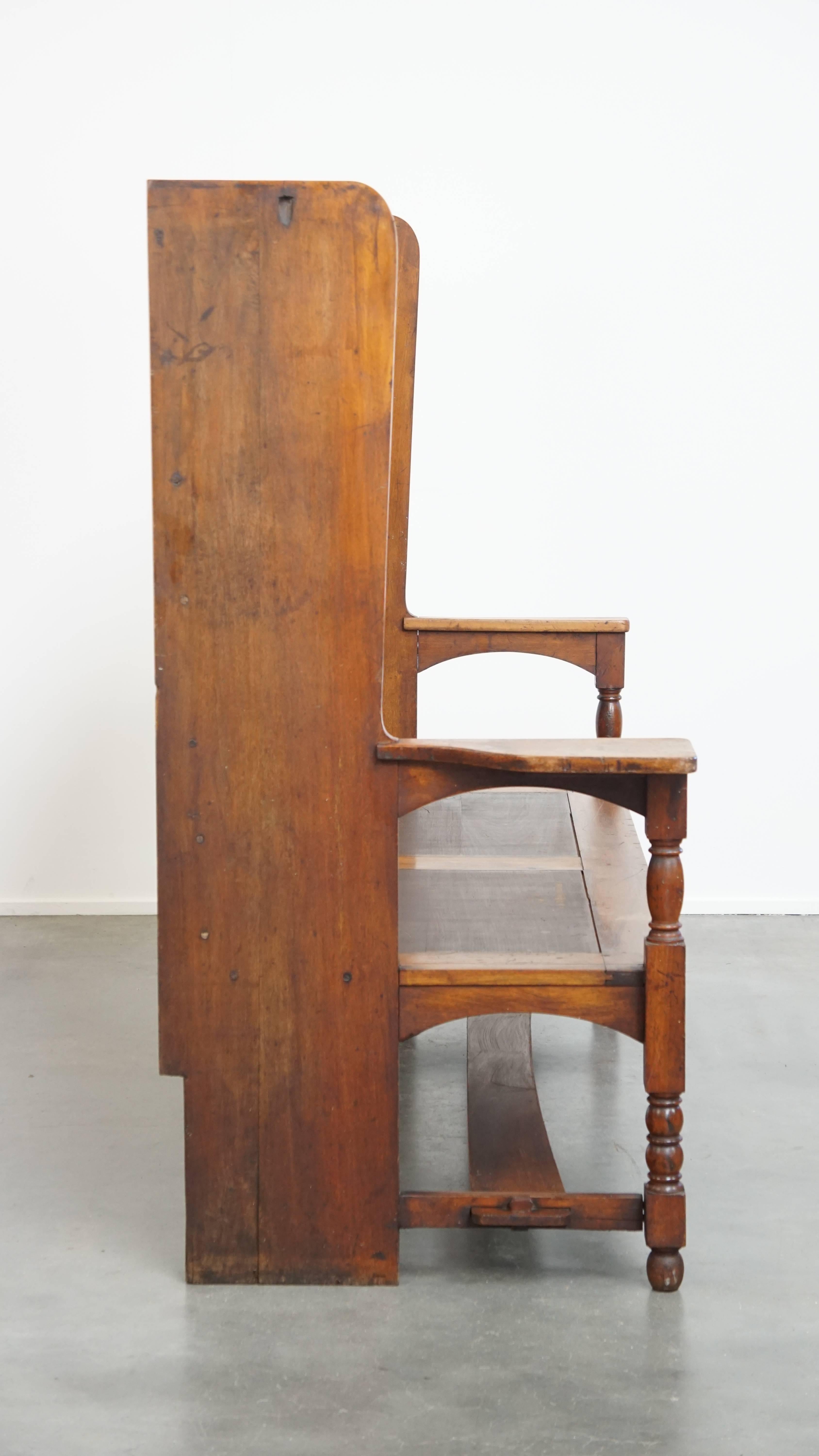 Offert ici ce banc ancien en bois avec un haut dossier et des détails charmants de la fin du 19e / début du 20e siècle.

Charmant et fonctionnel à la fois !
Ce joli banc peut être parfaitement placé non seulement dans un couloir, mais aussi à une