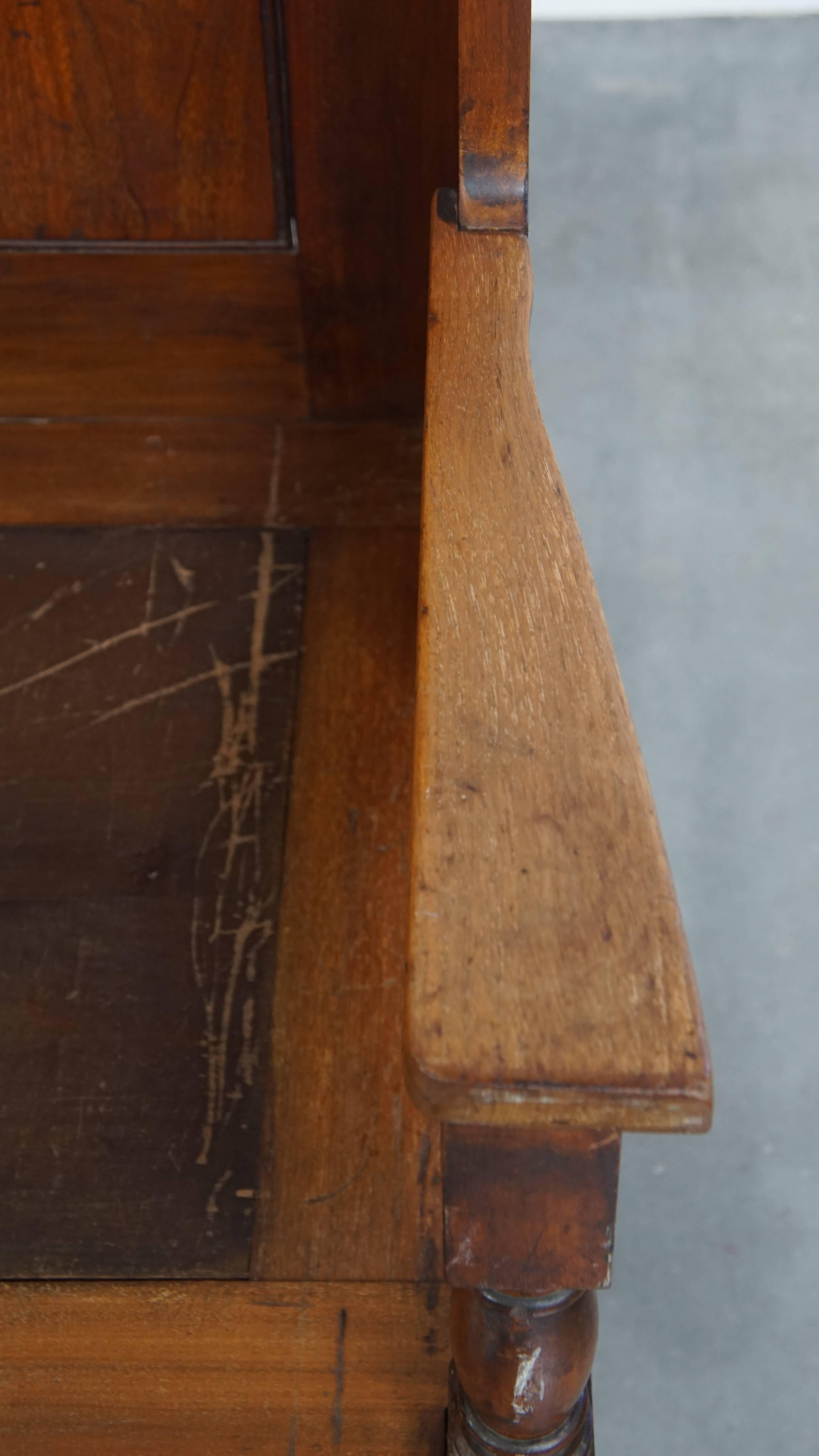 Banc ancien en bois à haut dossier - Fin 19e / début 20e siècle en vente 1