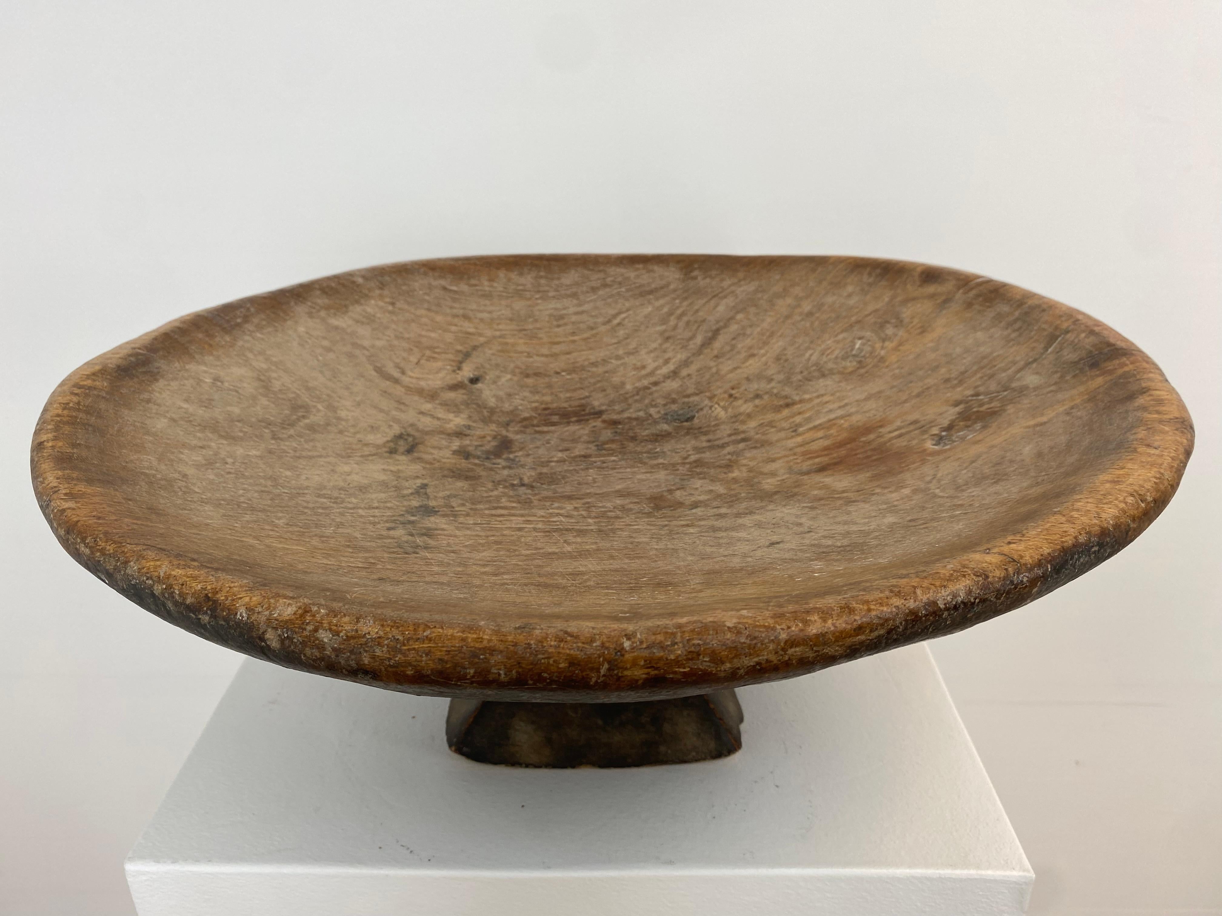 Antike Berber-Tazza aus Holz auf einem zentralen Fuß im Angebot 5