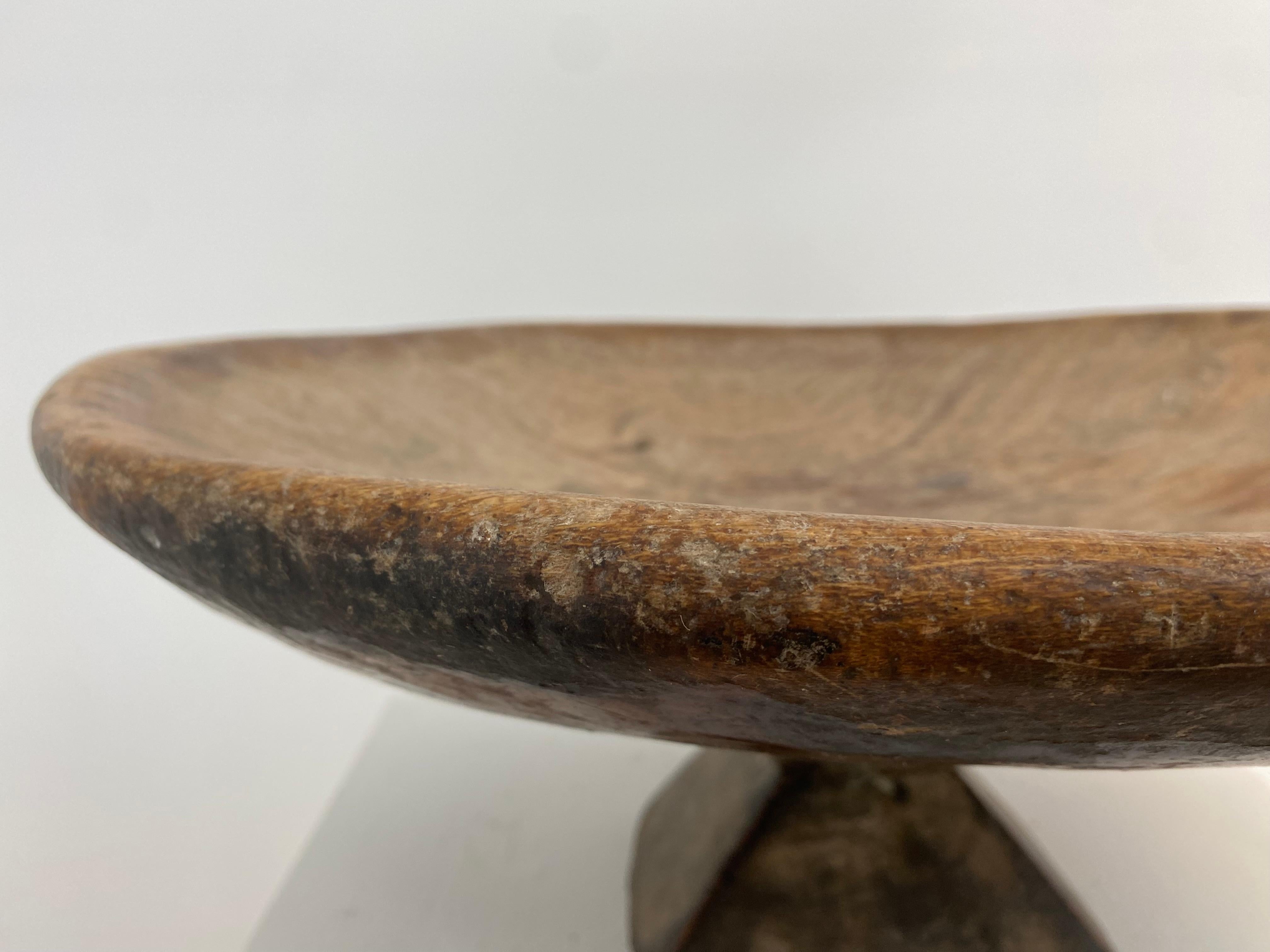 Antike Berber-Tazza aus Holz auf einem zentralen Fuß im Angebot 6