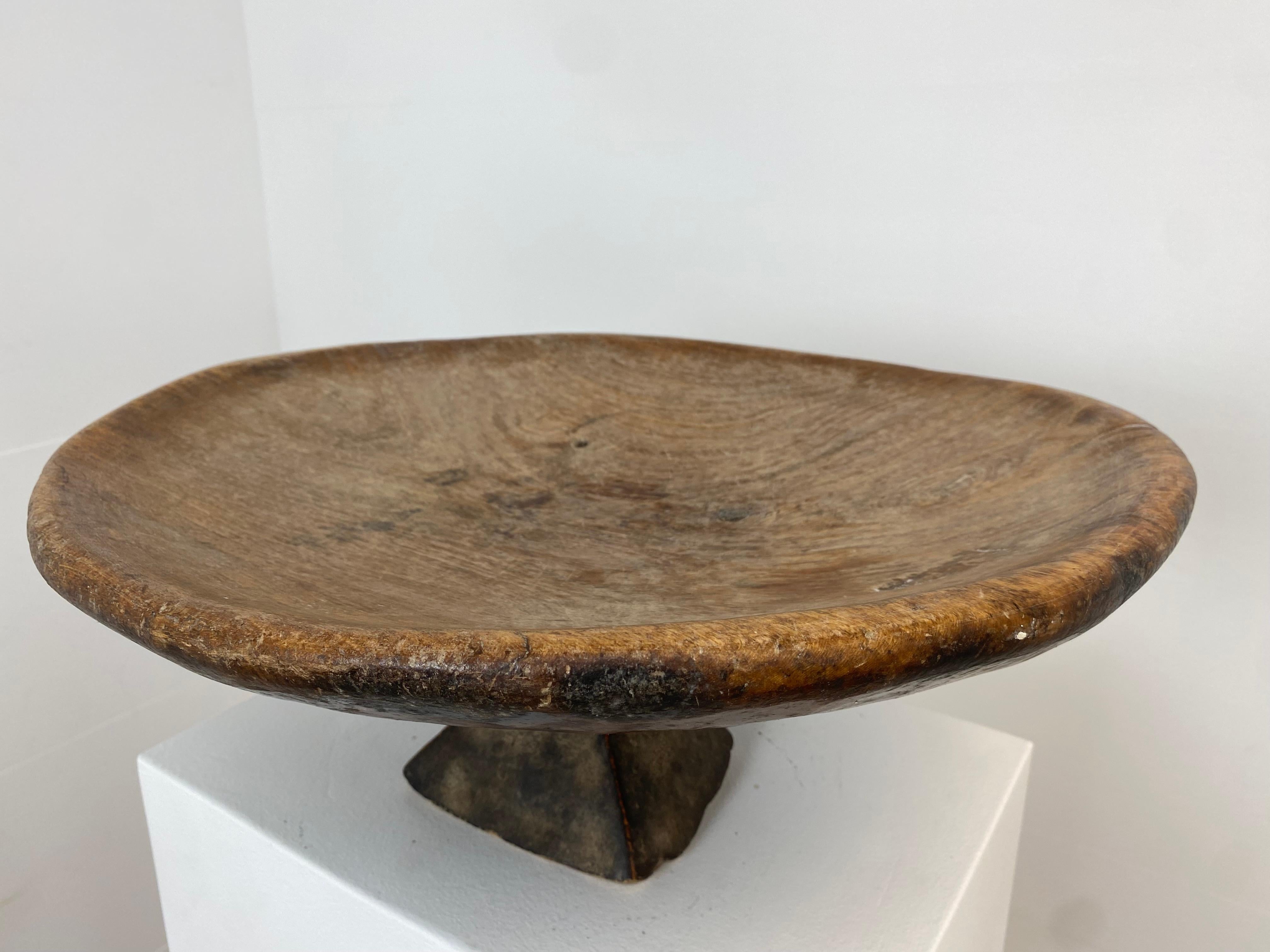 Antike Berber-Tazza aus Holz auf einem zentralen Fuß im Angebot 9