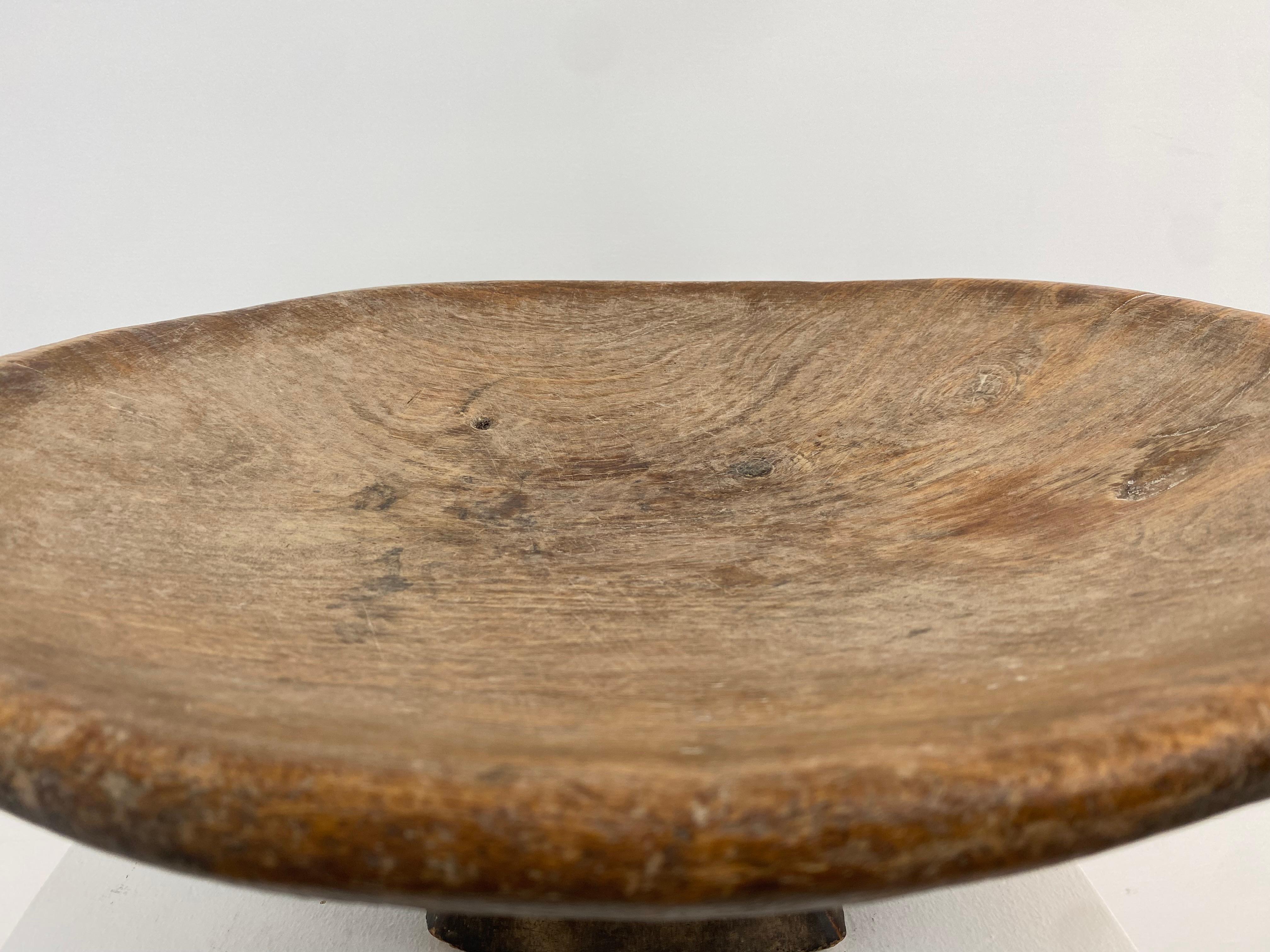 Antique wooden Berber Tazza on a central foot In Excellent Condition For Sale In Schellebelle, BE